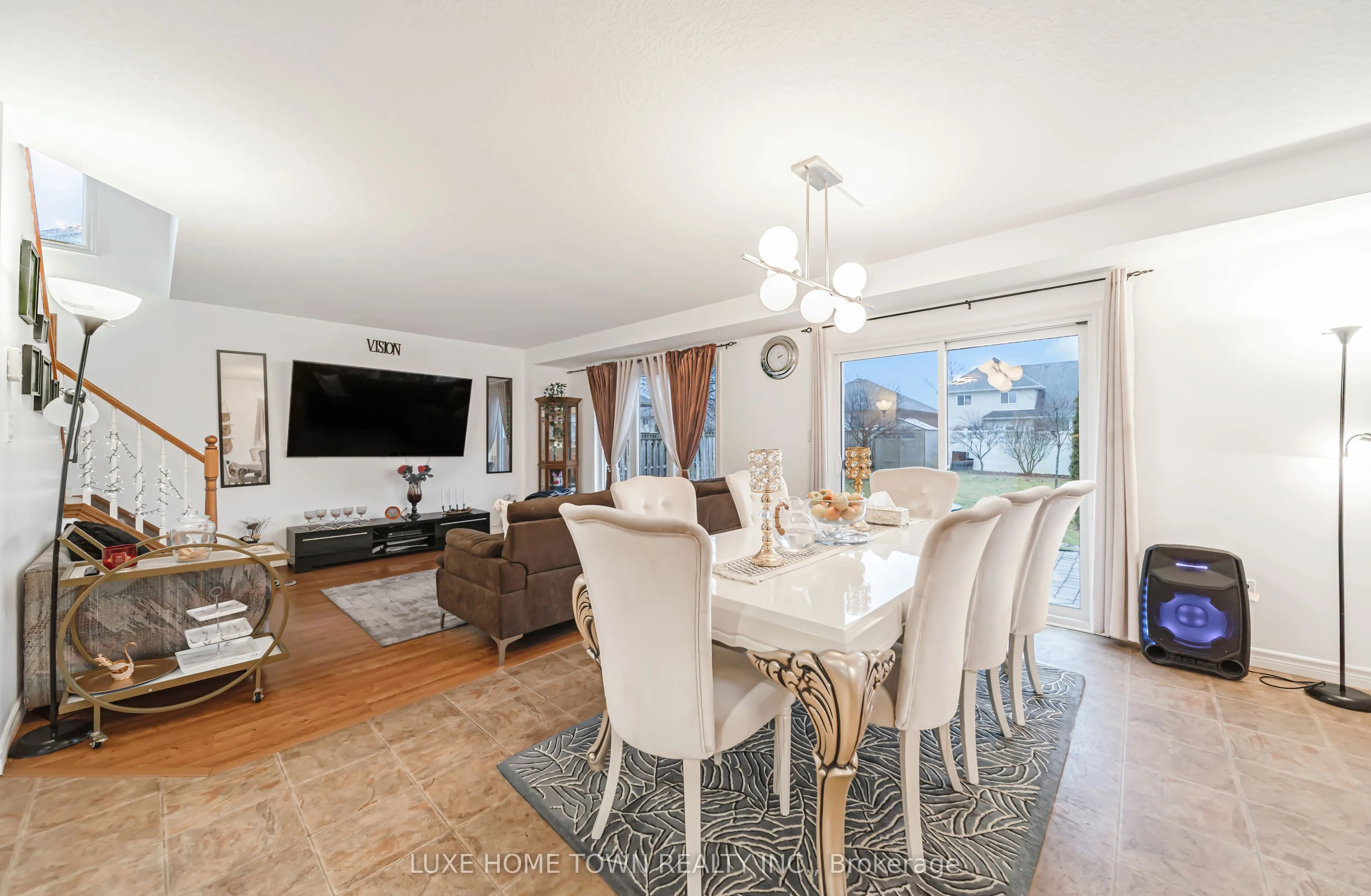 2 FENWICK Court
