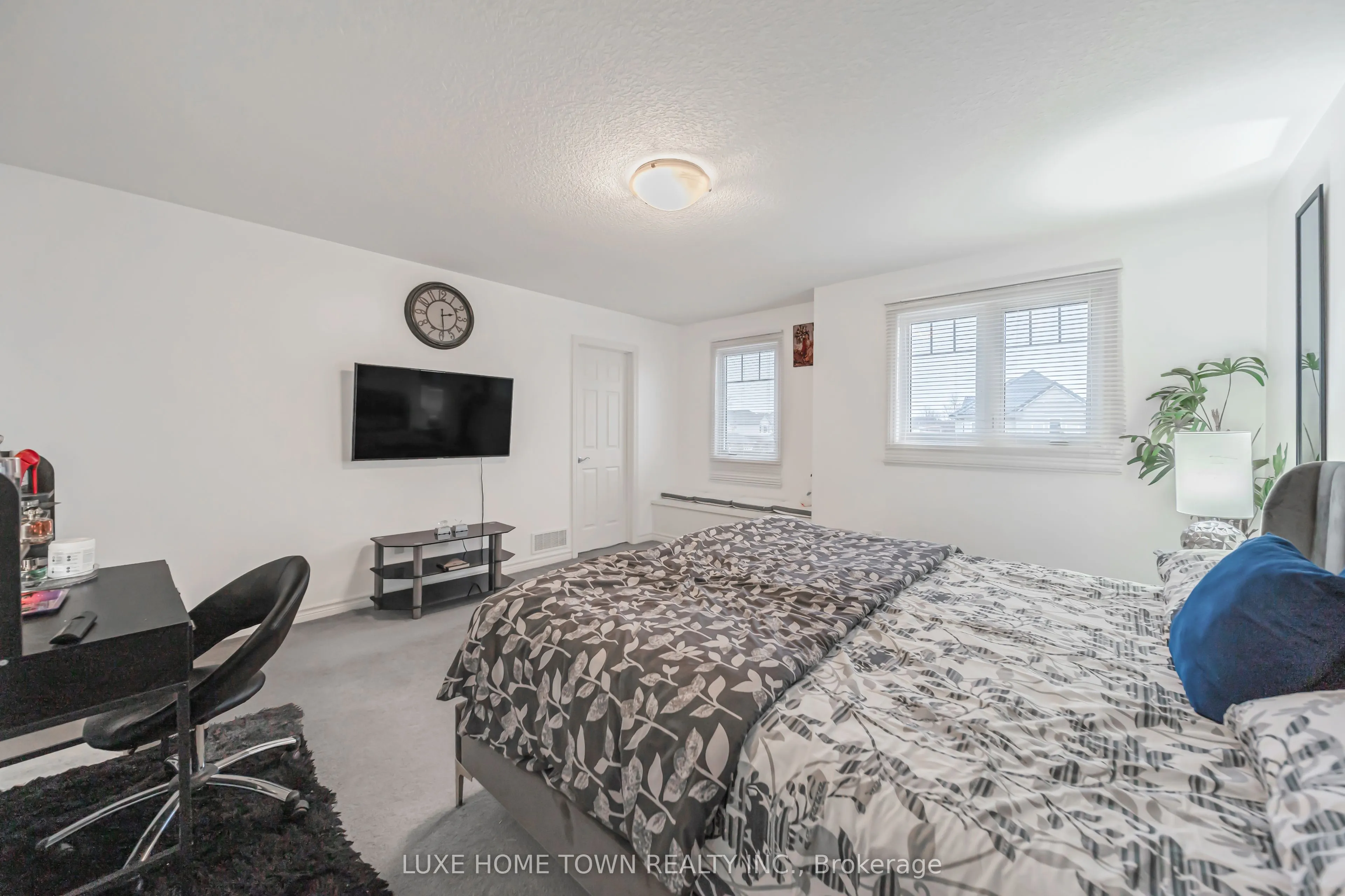 2 FENWICK Court