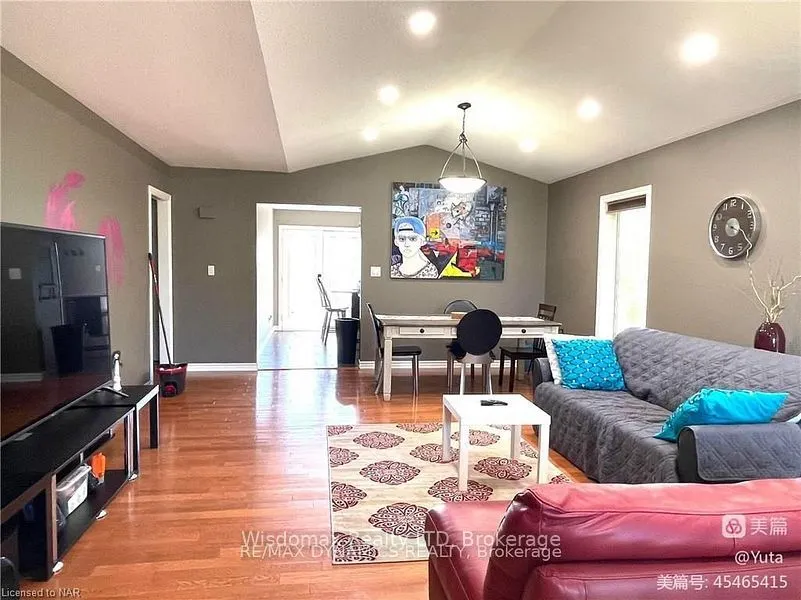 8272 WOODSVIEW Crescent