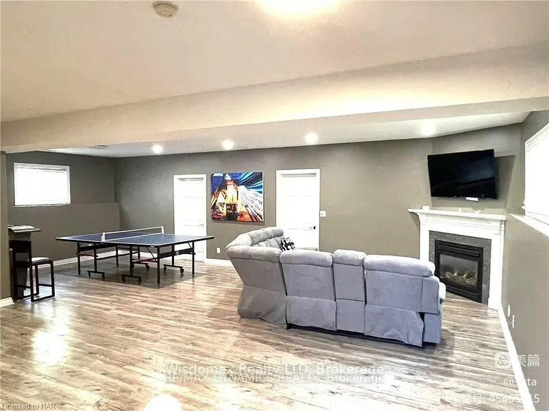 8272 WOODSVIEW Crescent