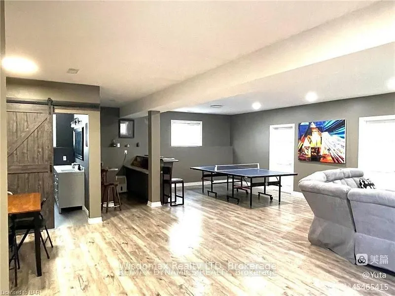 8272 WOODSVIEW Crescent