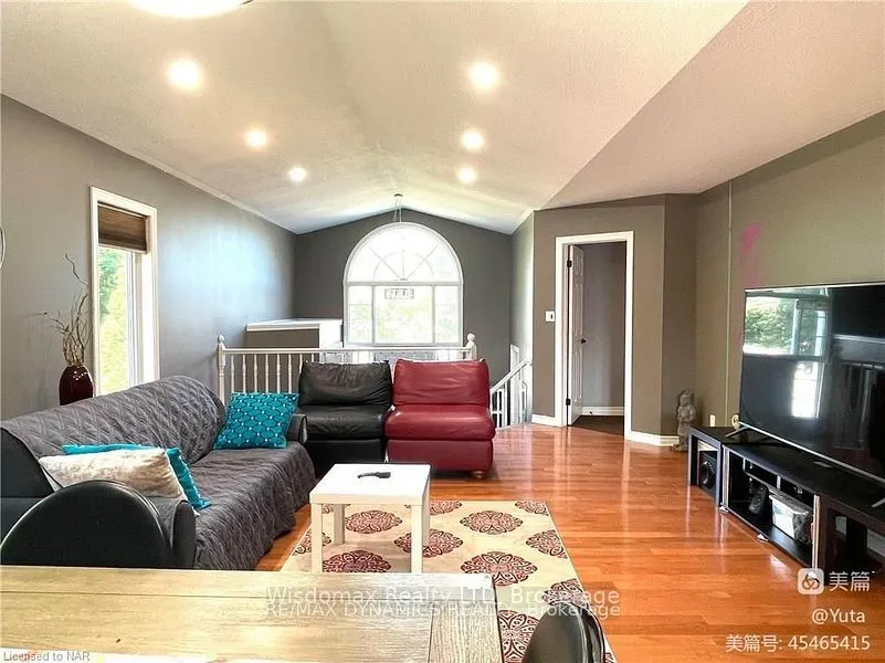 8272 WOODSVIEW Crescent