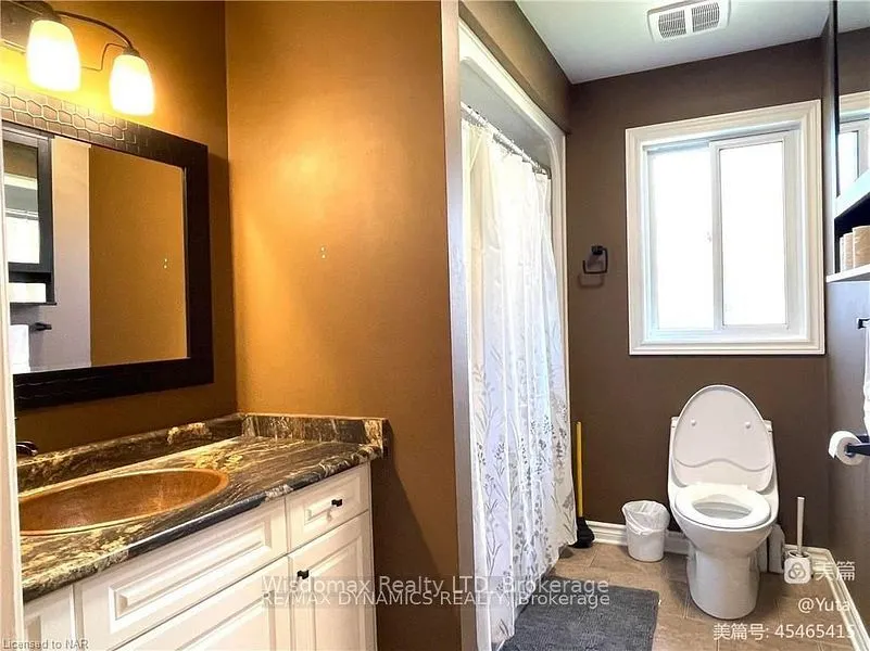 8272 WOODSVIEW Crescent