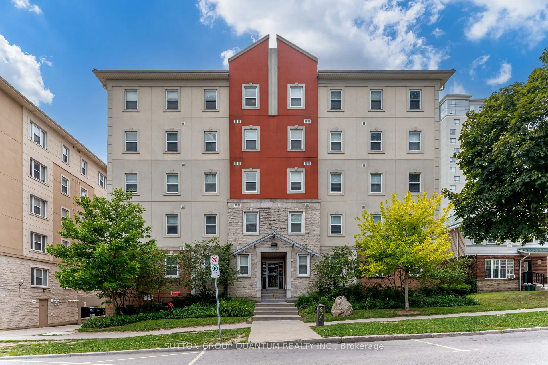 253 Lester Street, #204