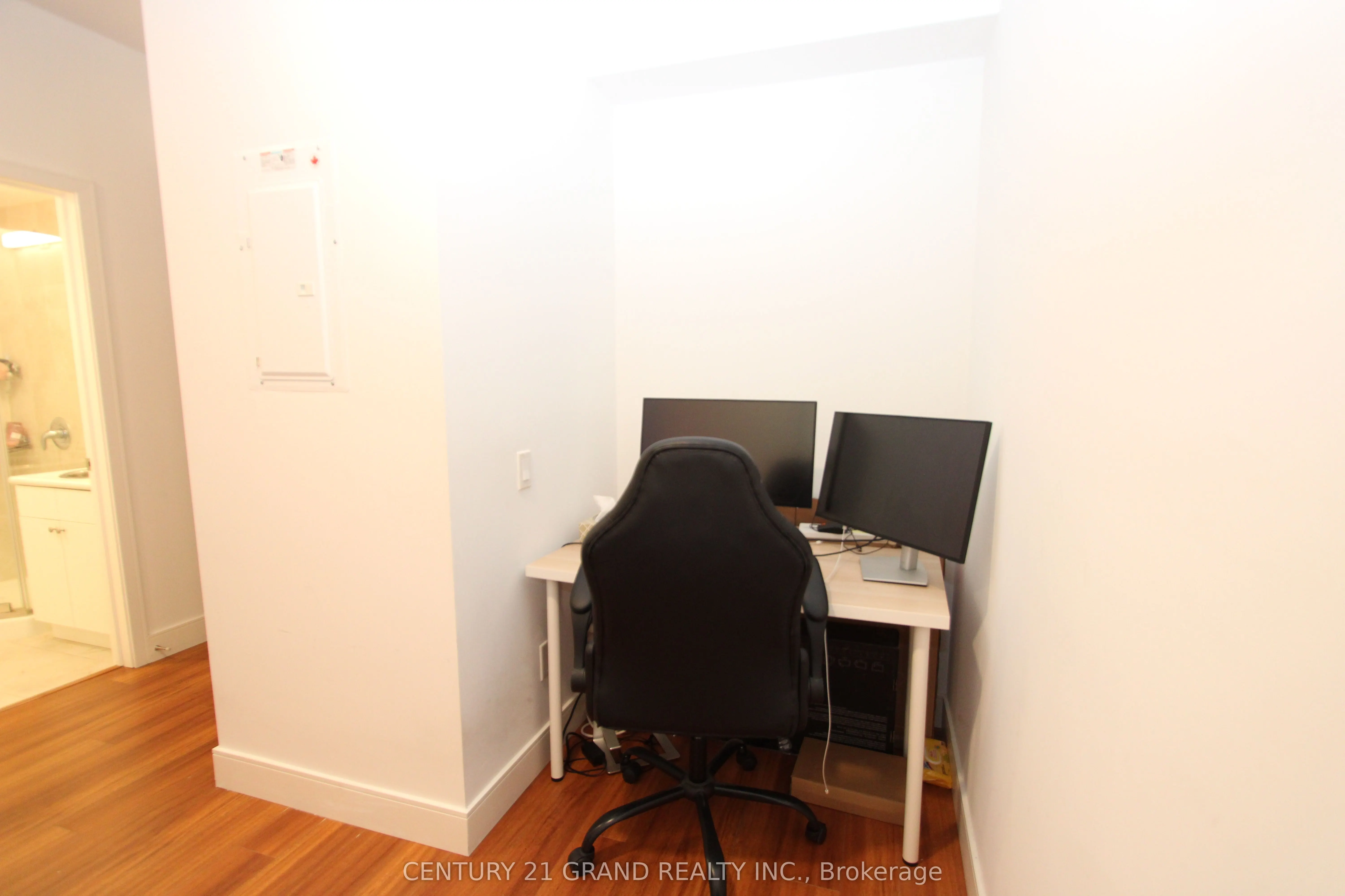 1 Wellington Street #402