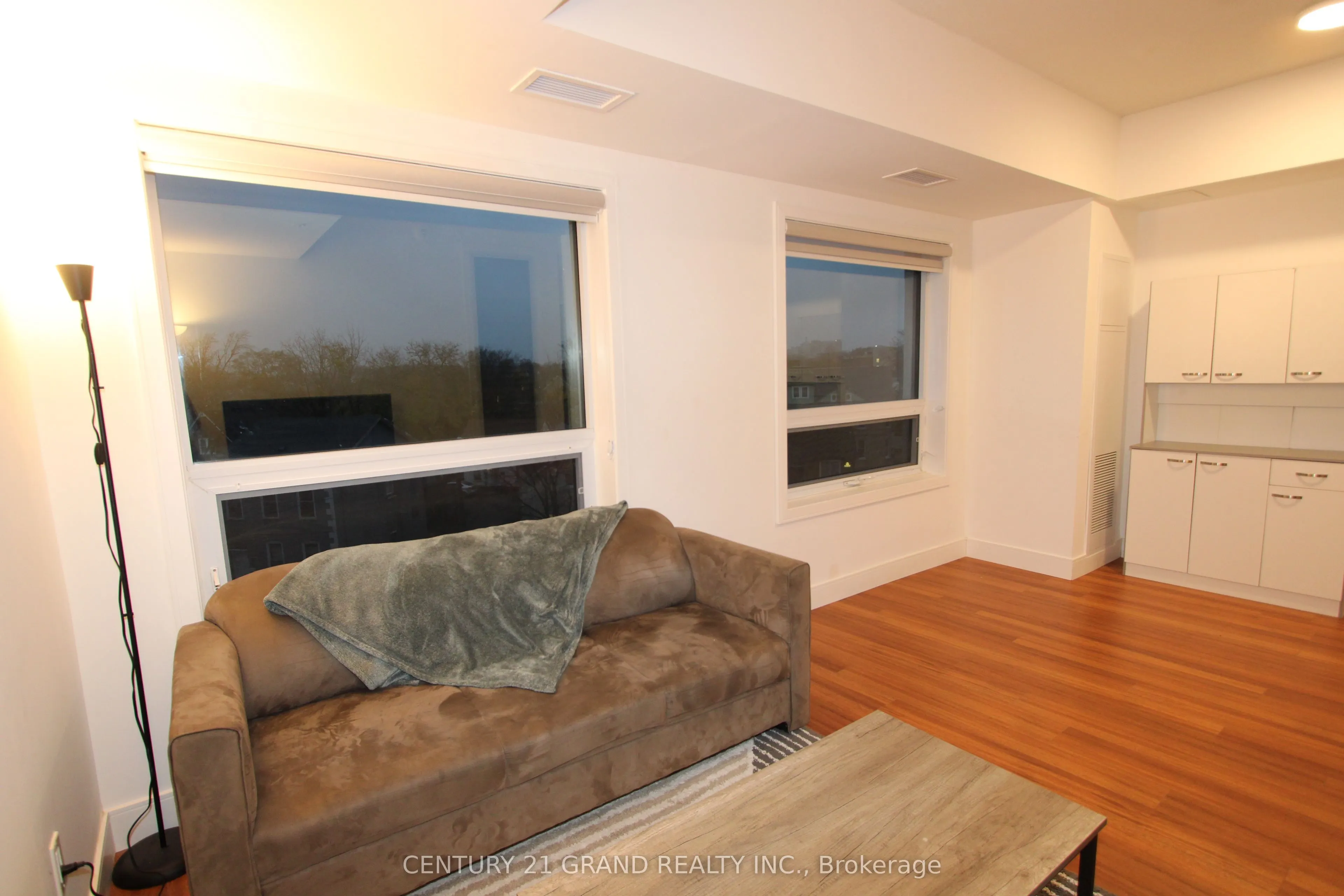 1 Wellington Street #402