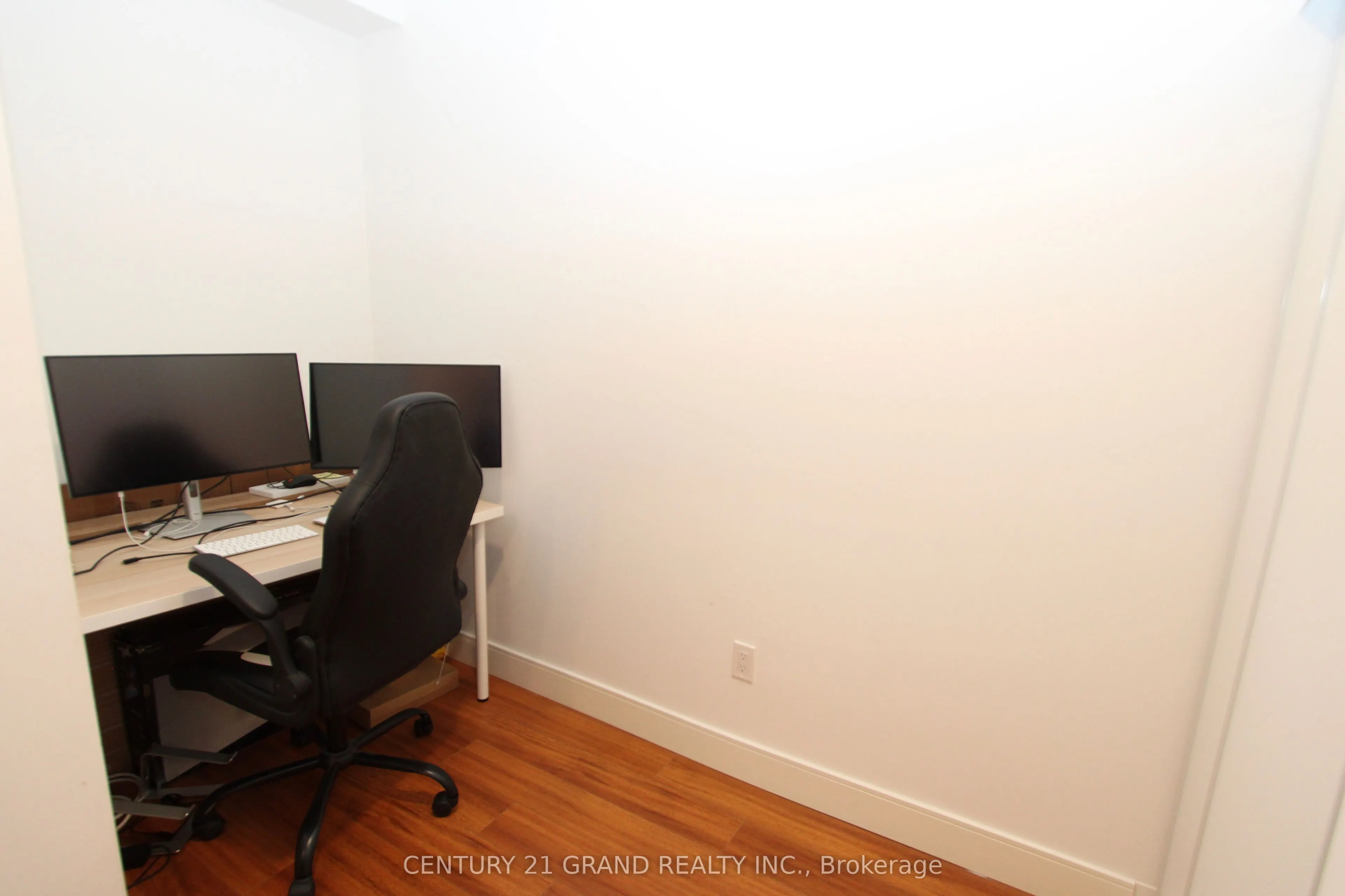 1 Wellington Street #402