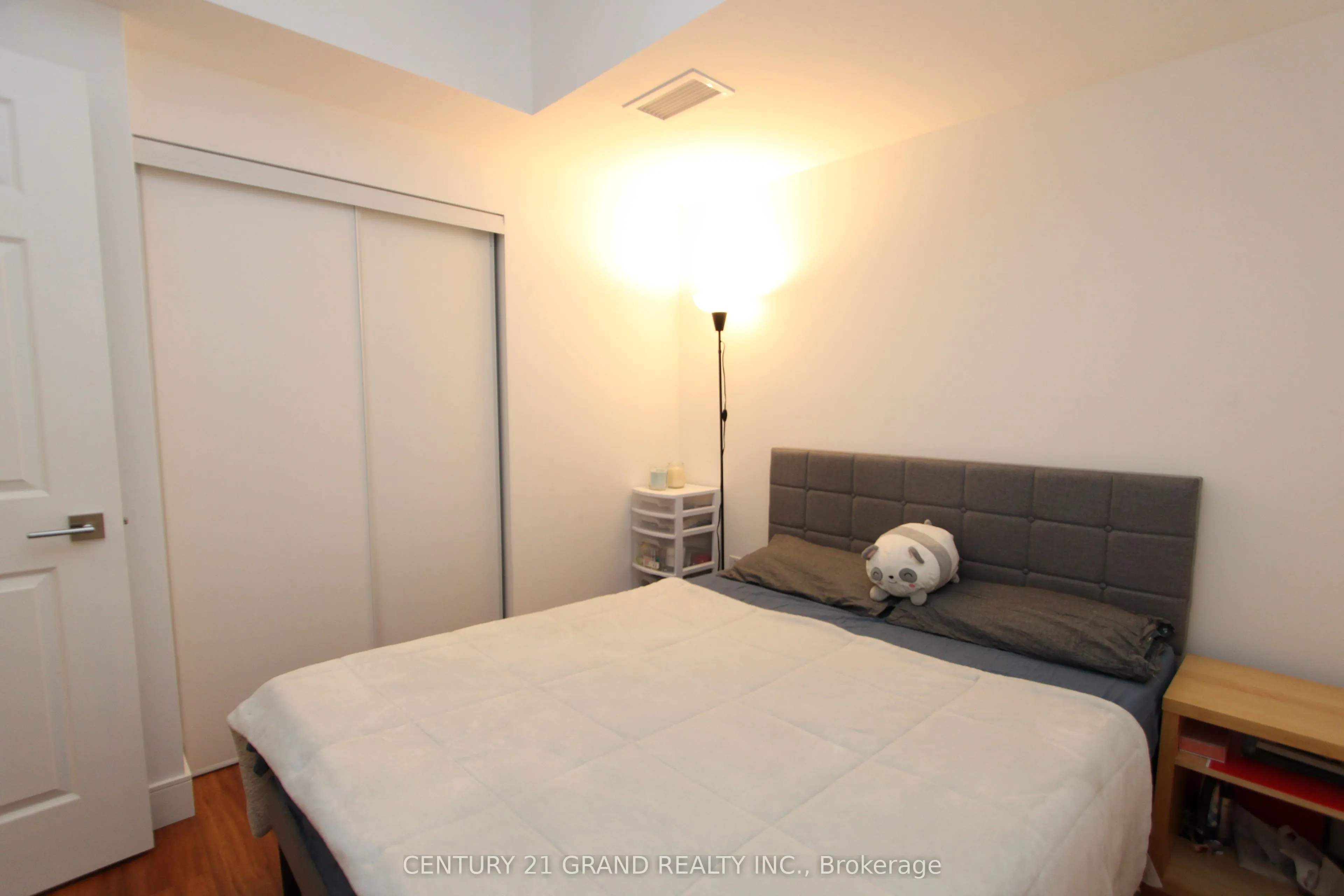 1 Wellington Street #402