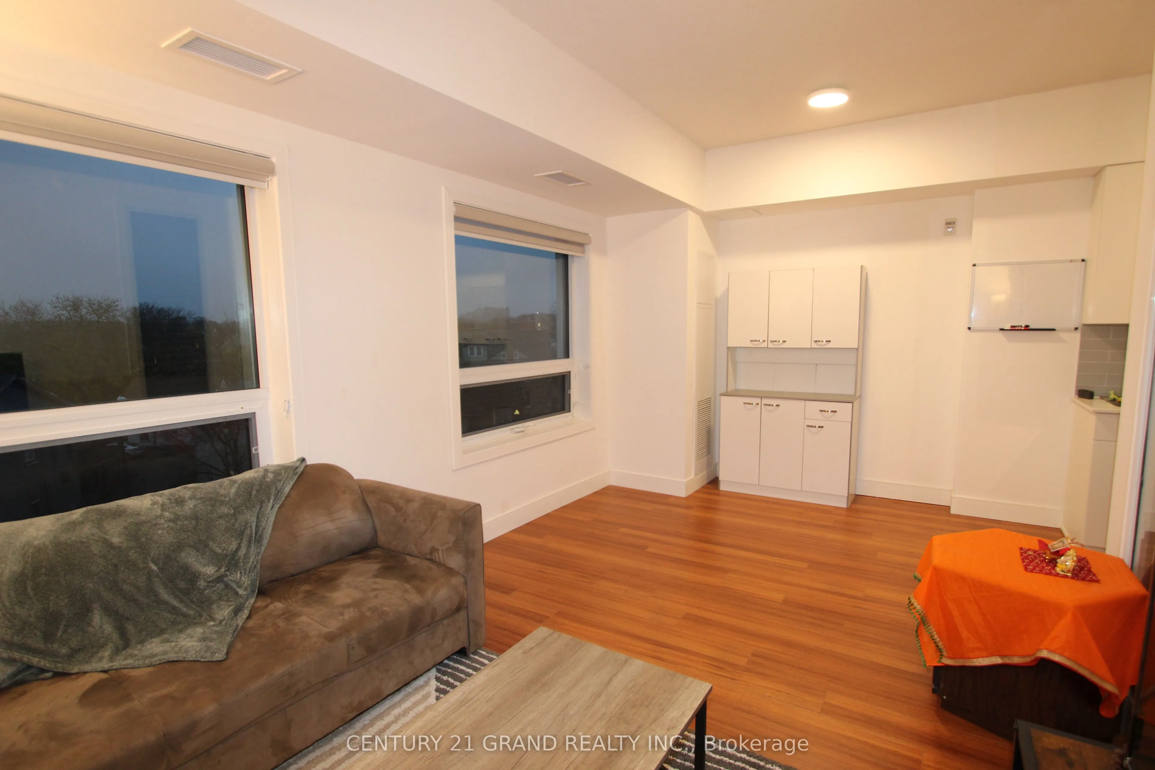 1 Wellington Street #402