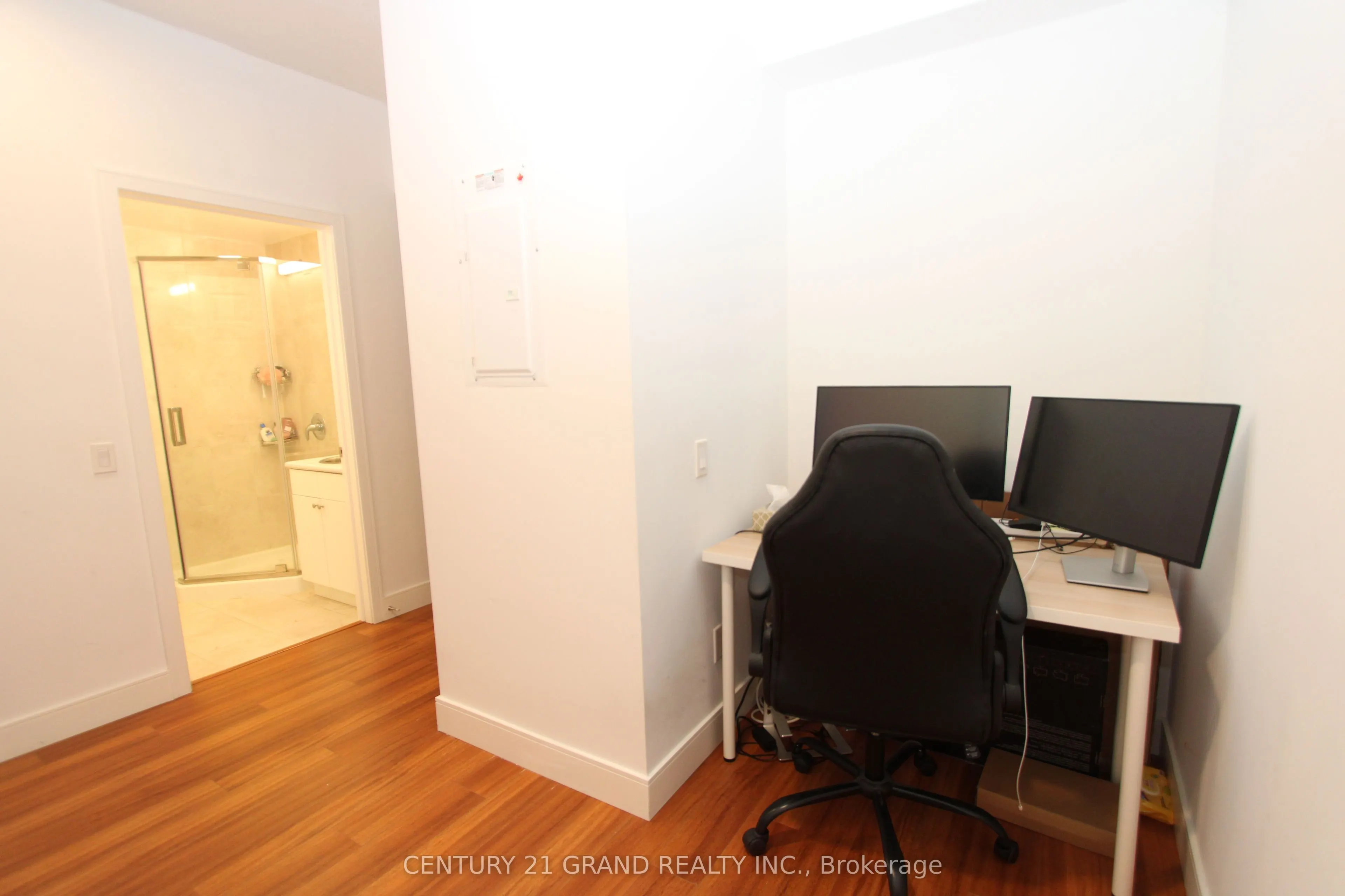 1 Wellington Street #402