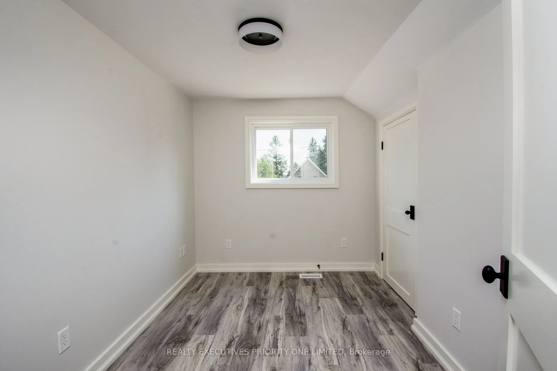 152 Main Street W