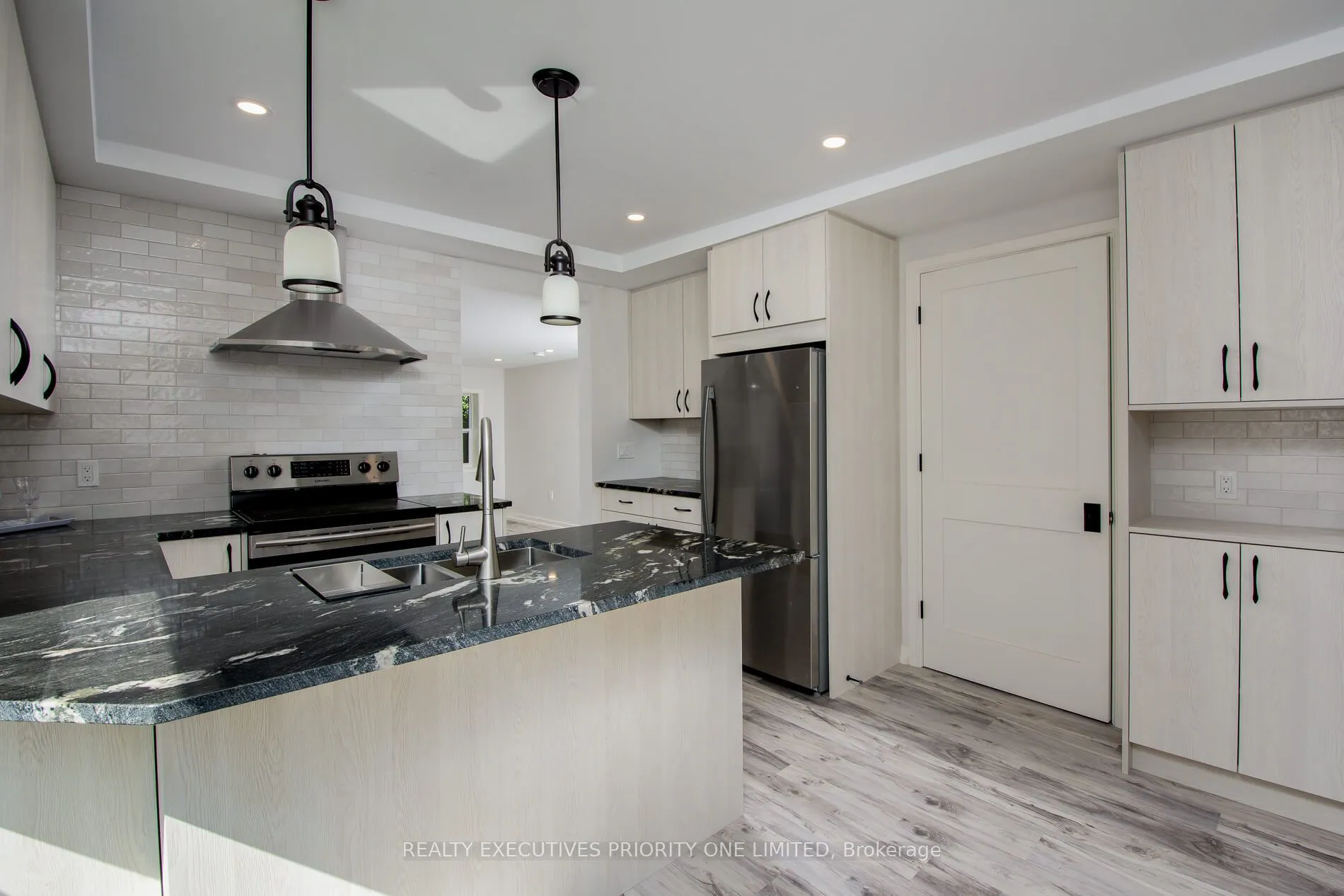 152 Main Street W