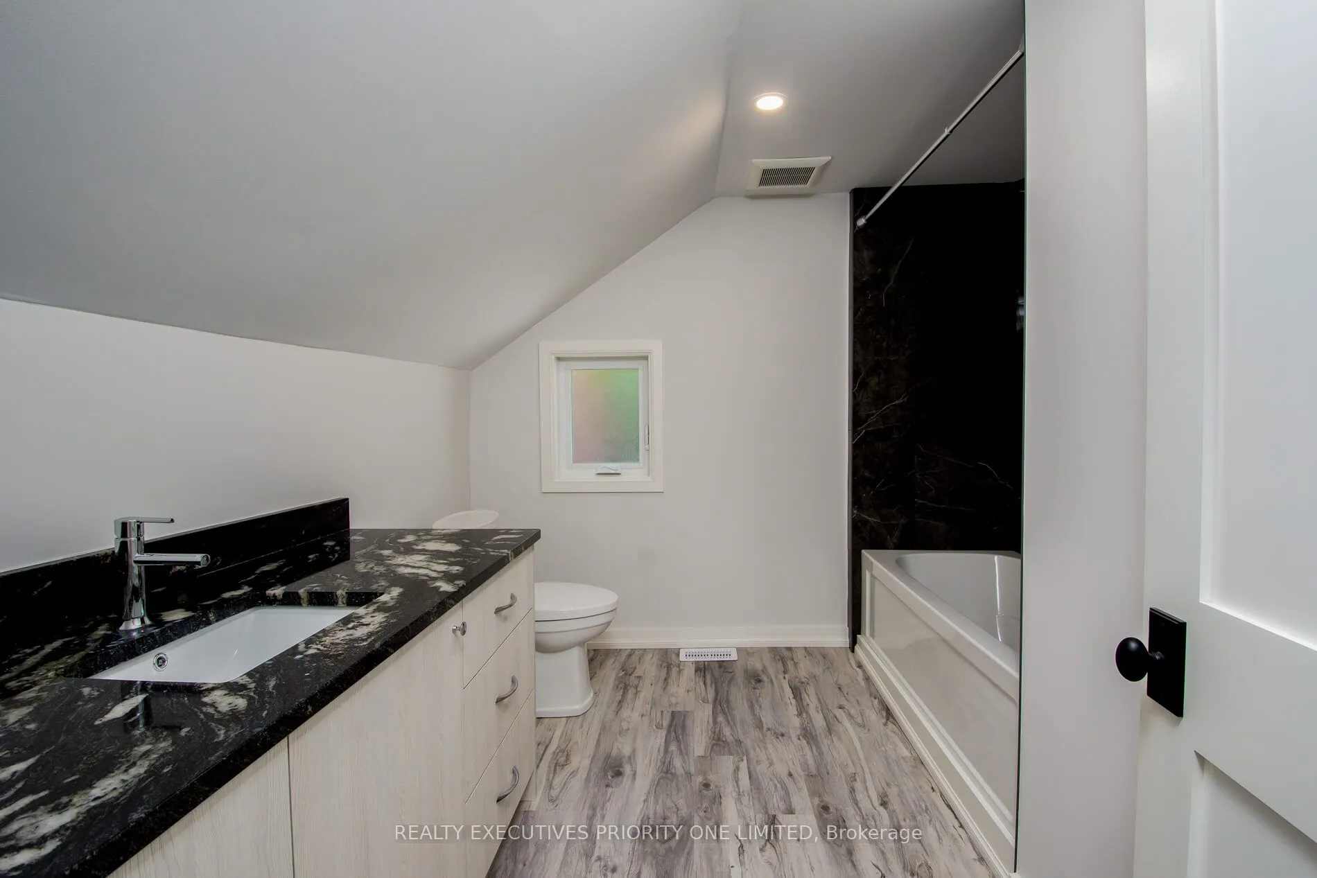 152 Main Street W