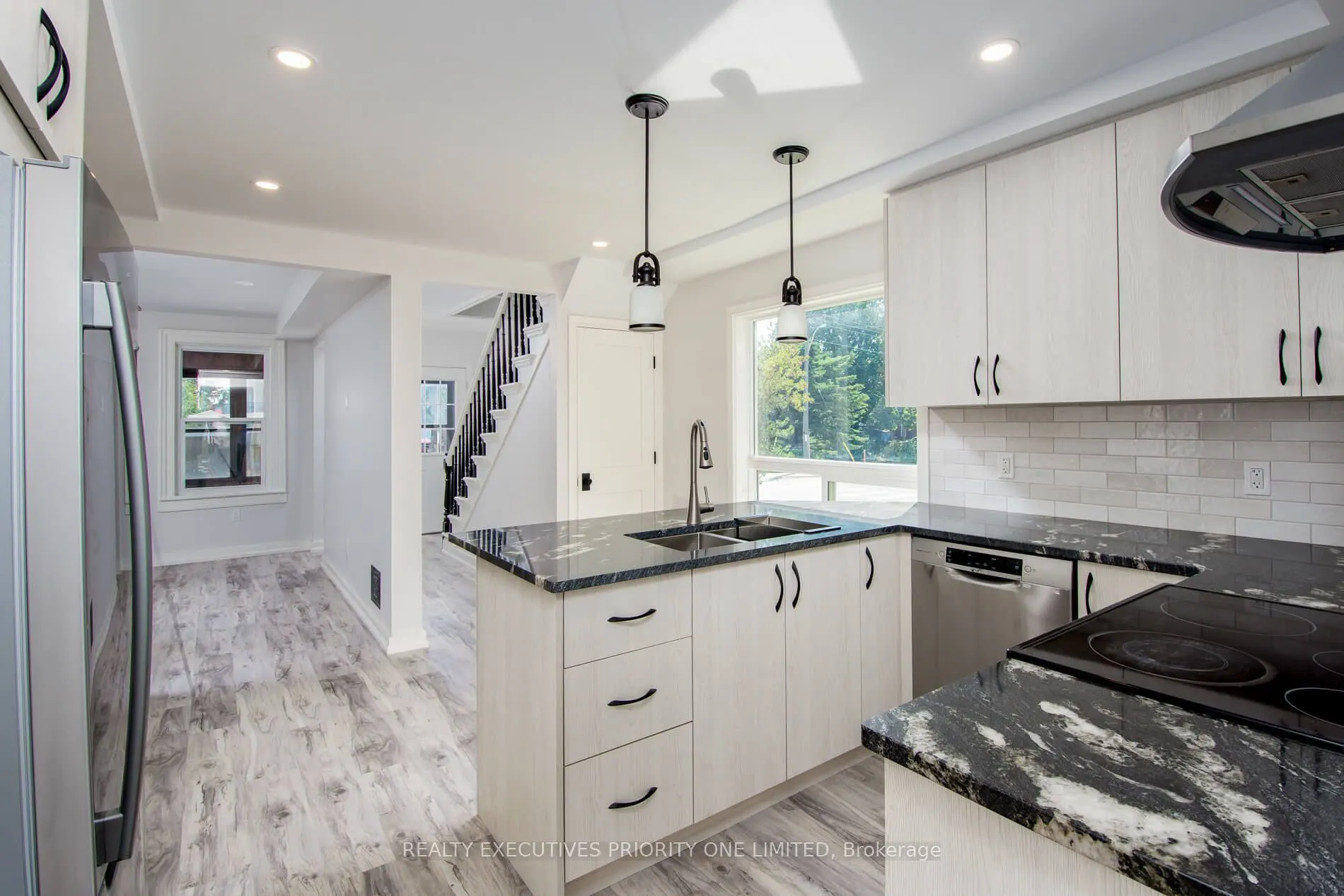 152 Main Street W