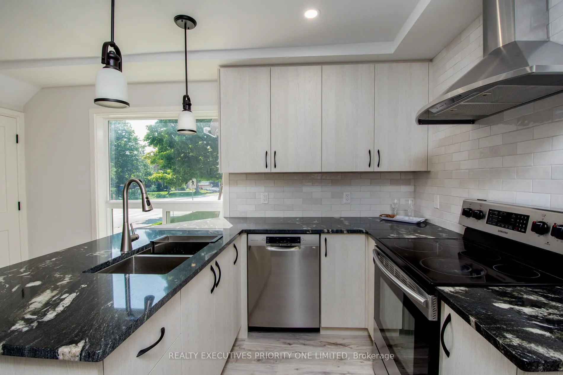 152 Main Street W