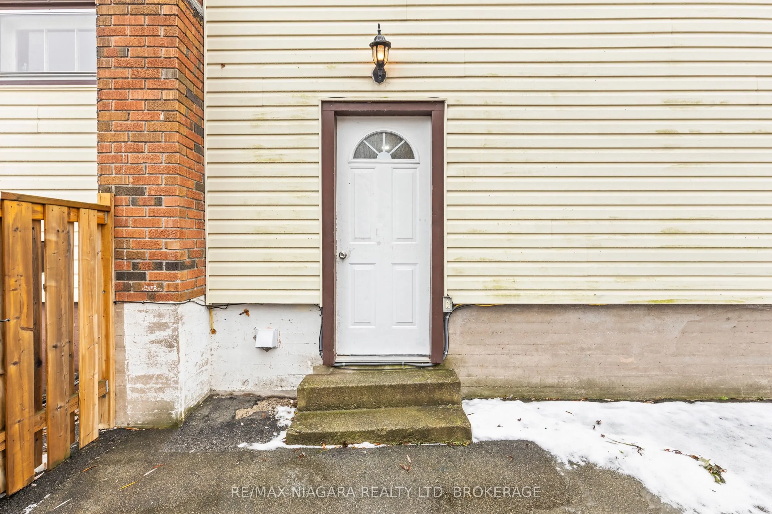 130 Killaly Street E