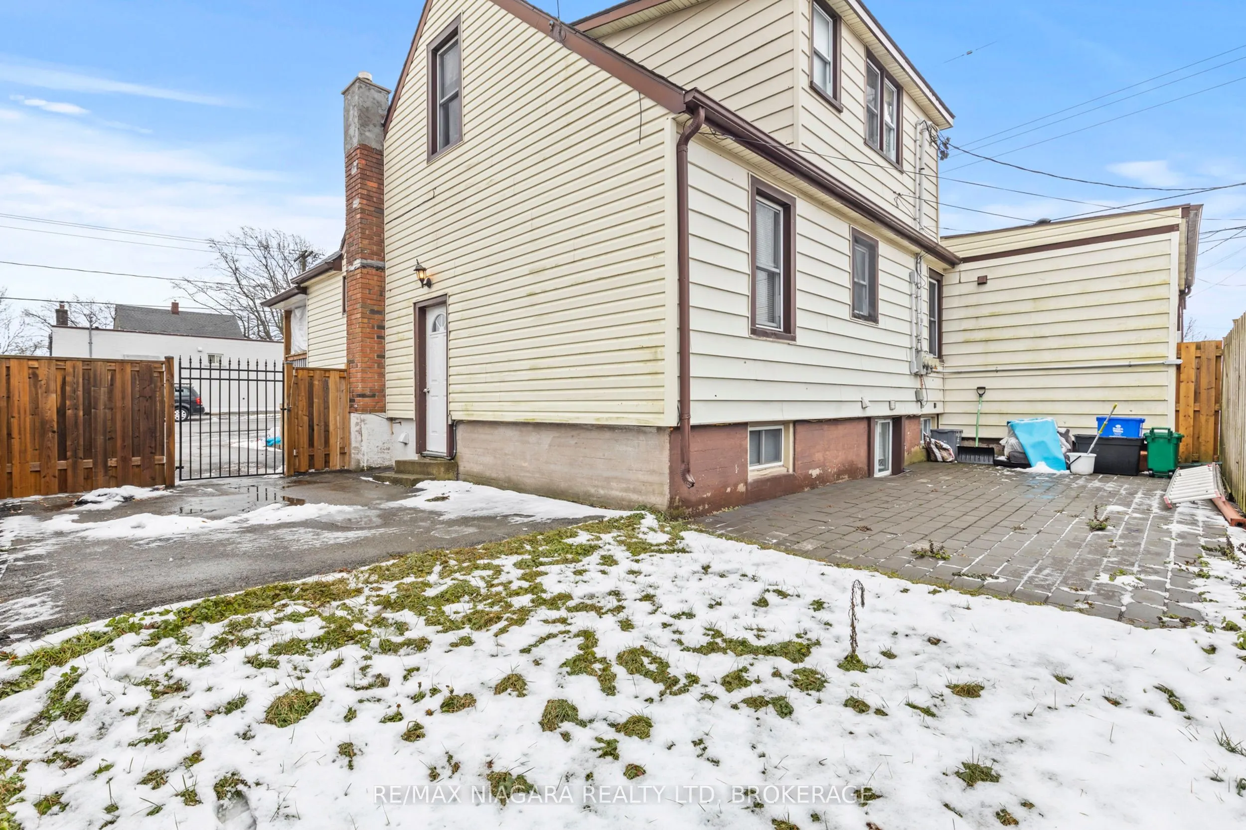 130 Killaly Street E