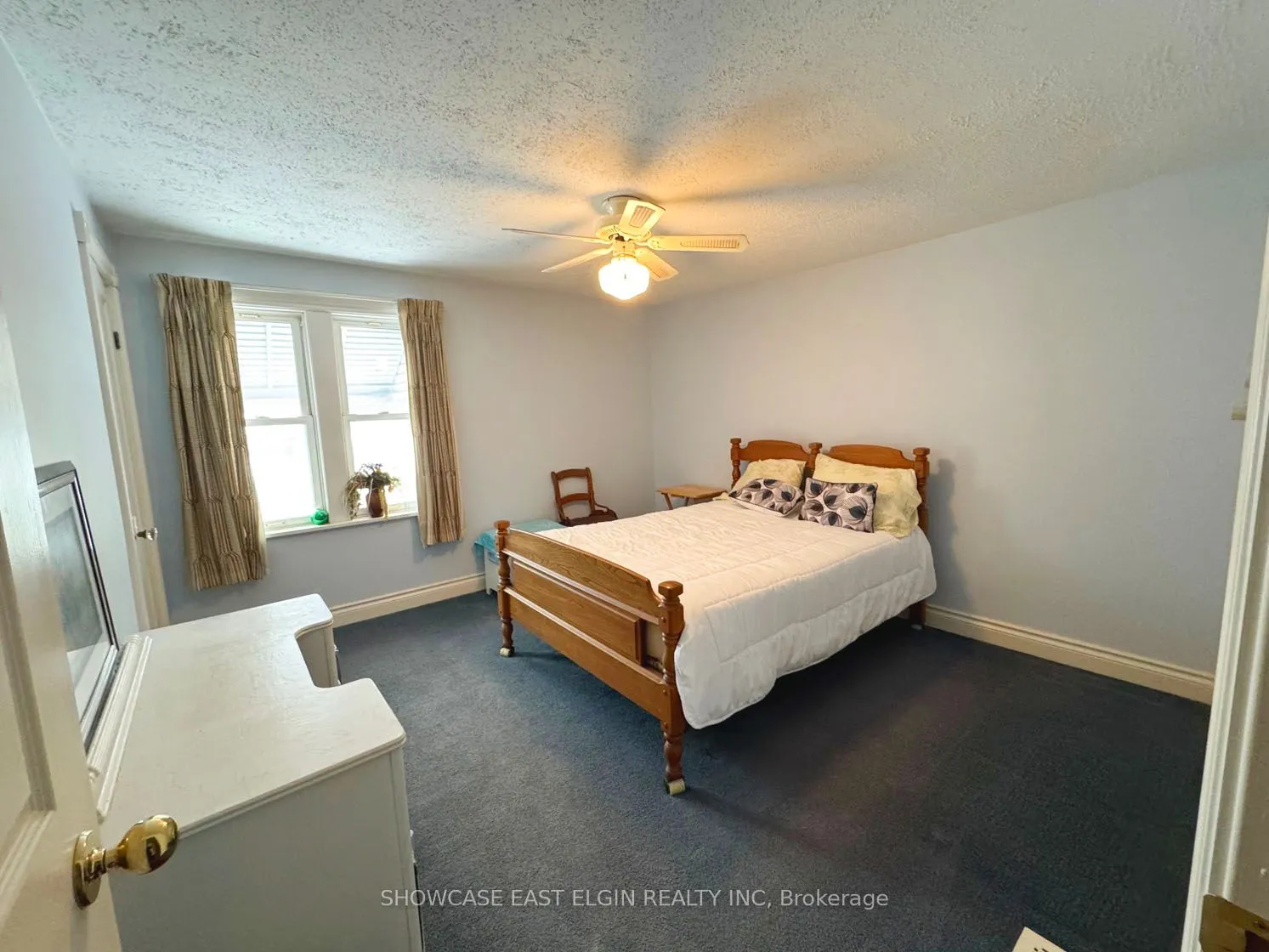 264 John Street S
