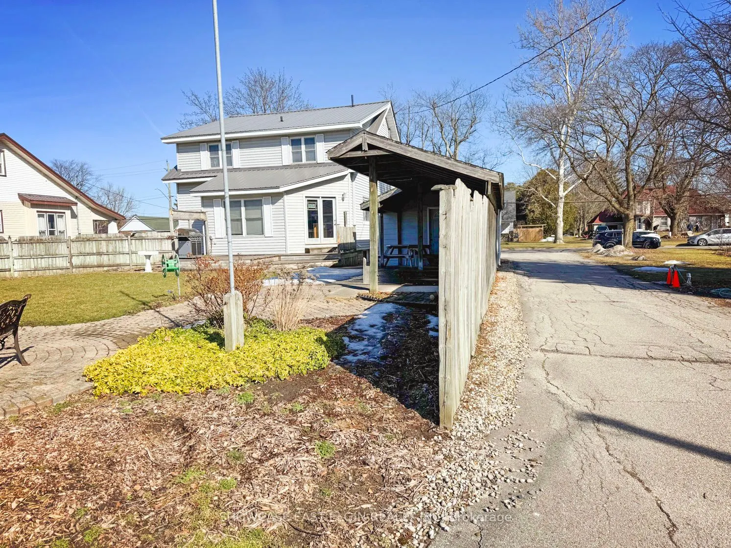 264 John Street S