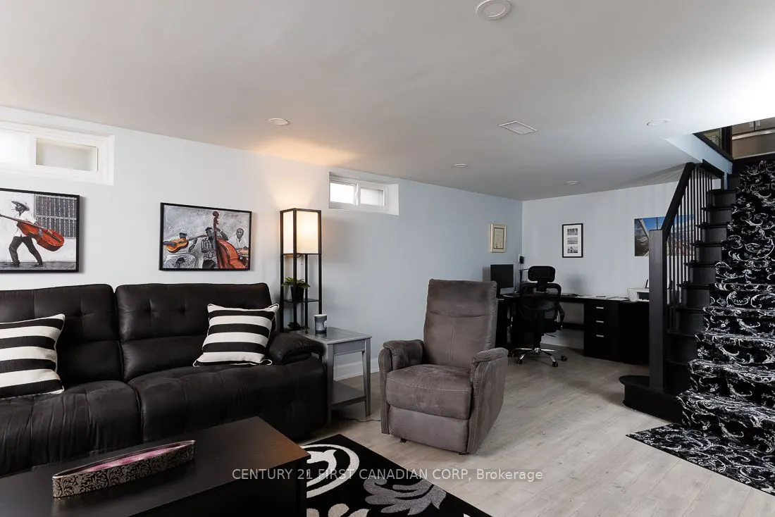 82 Queenston Crescent