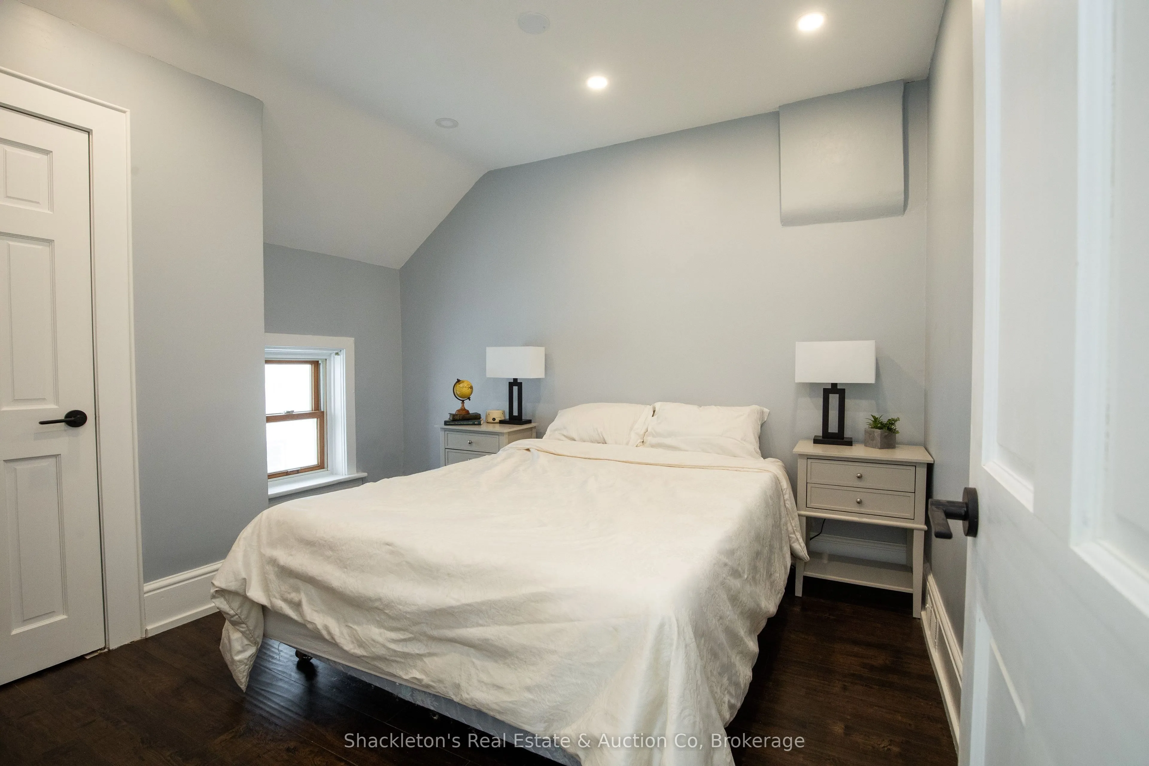 382 Queen Street E
