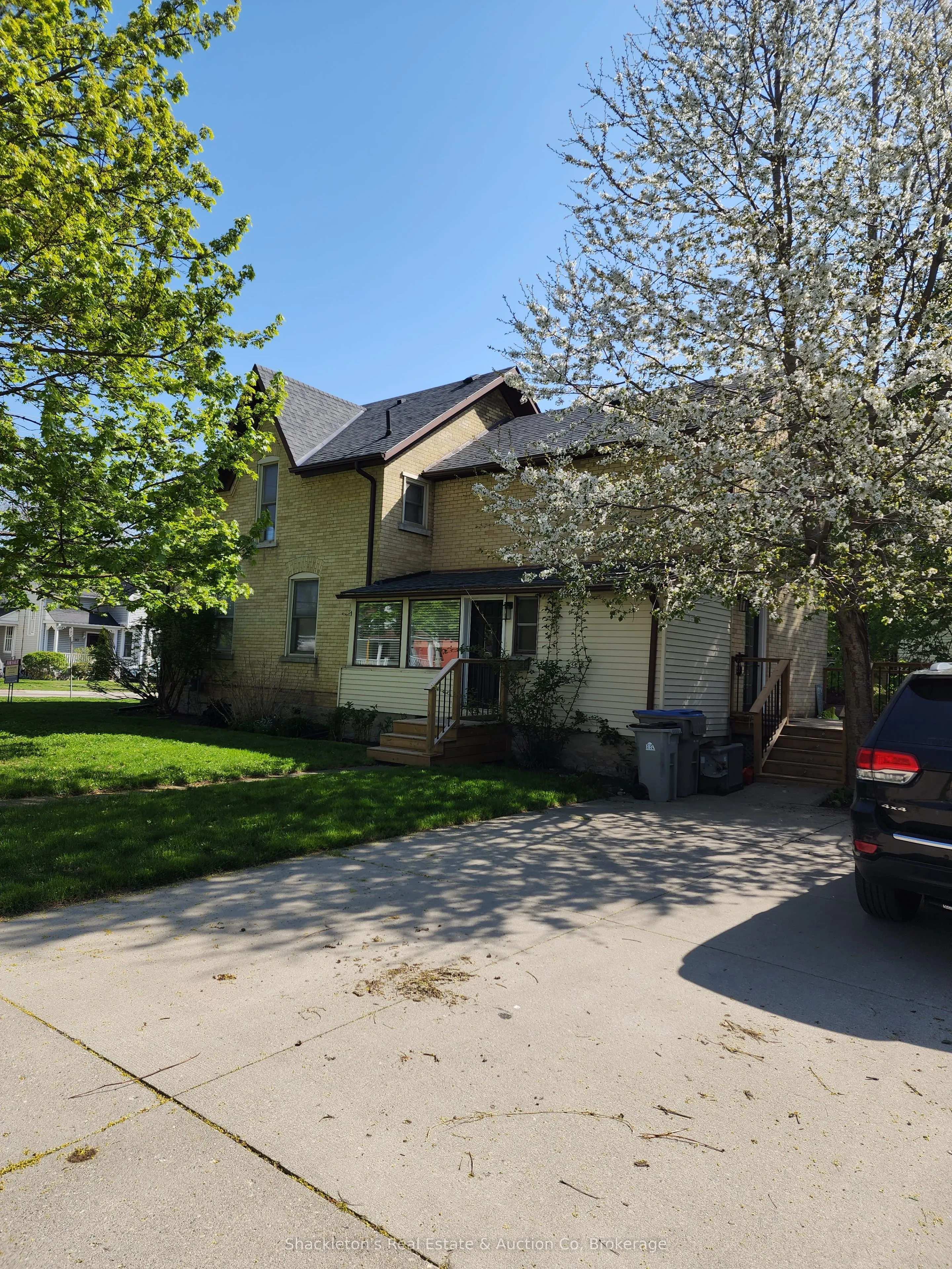 382 Queen Street E