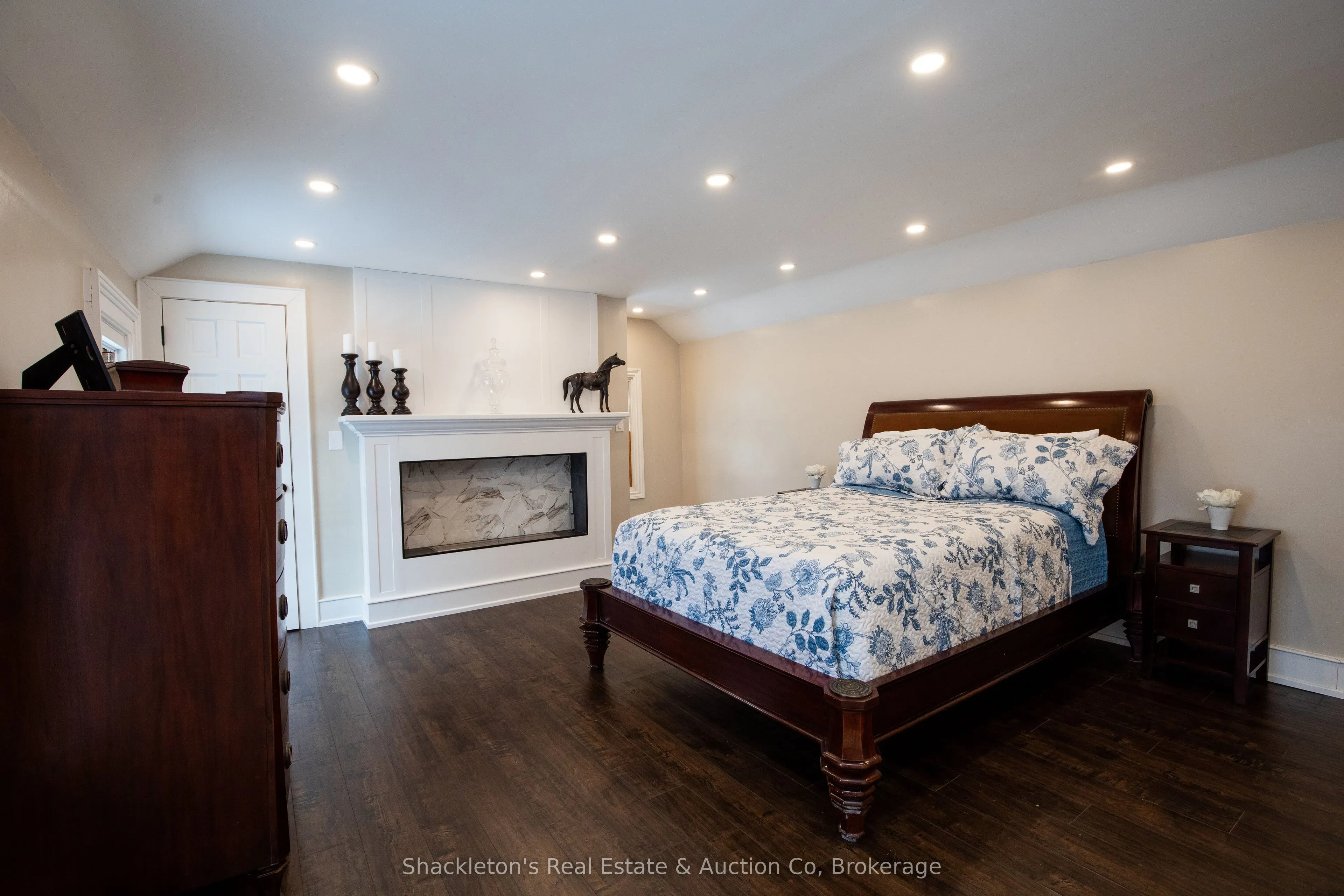 382 Queen Street E