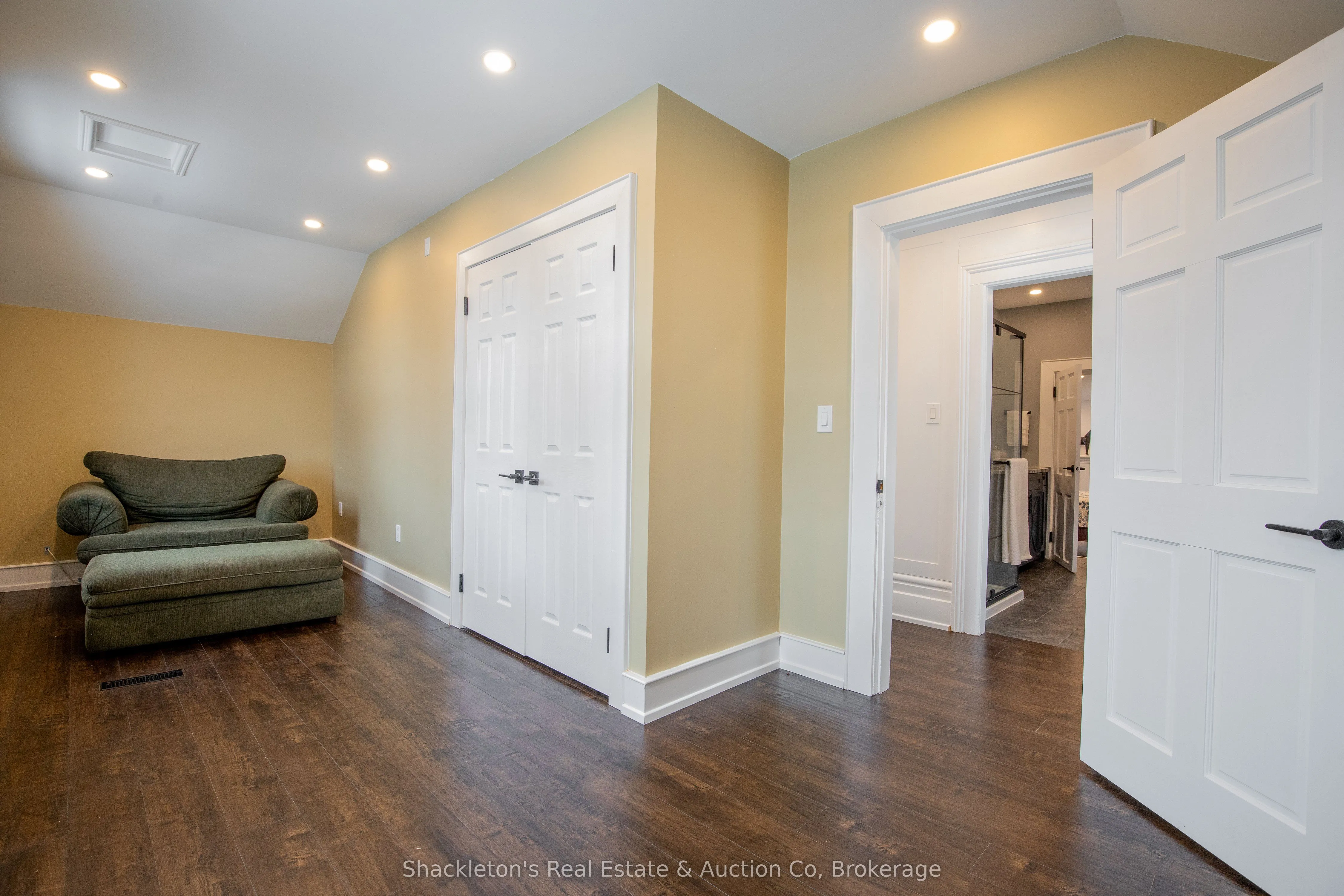 382 Queen Street E