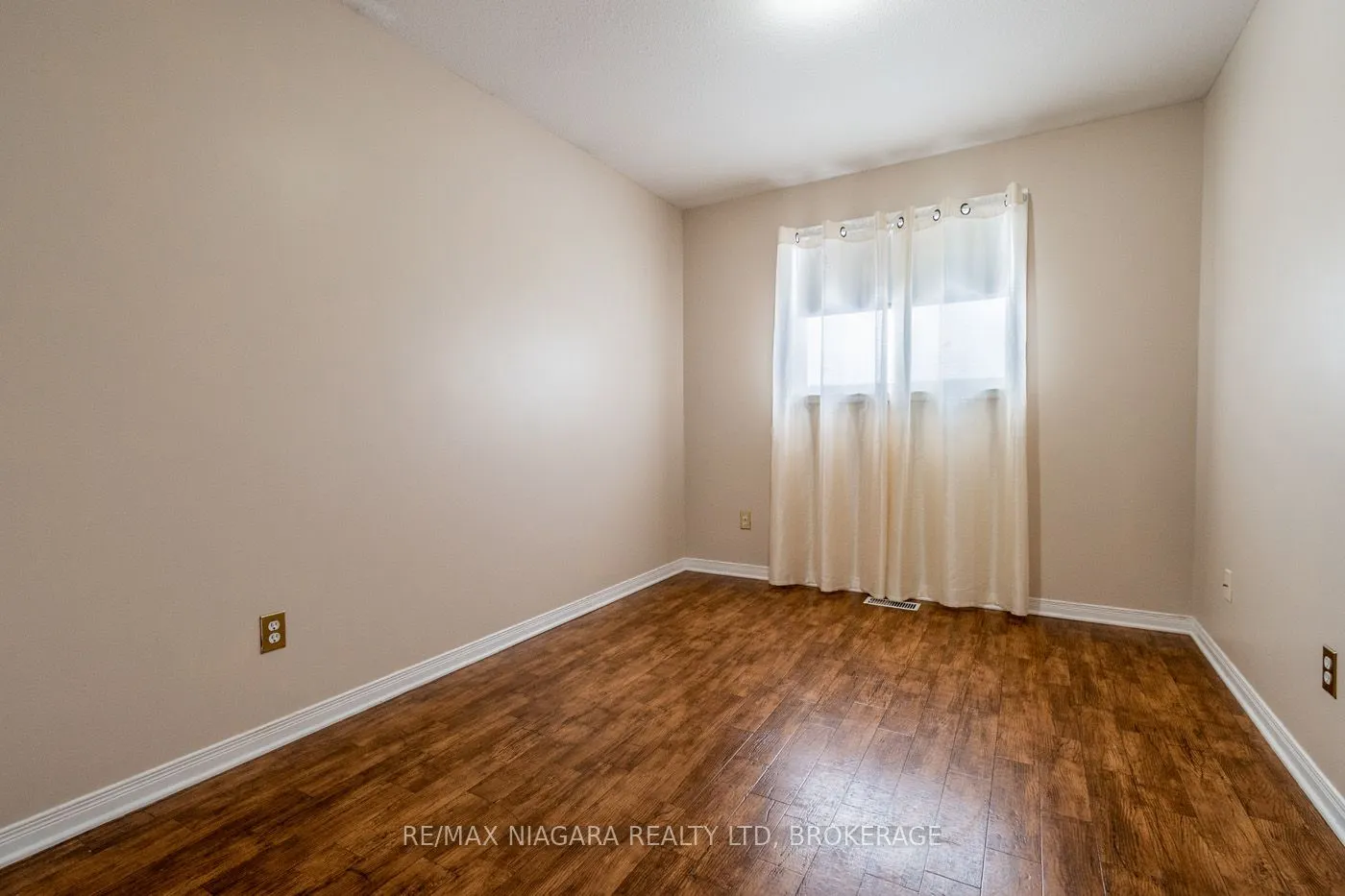 14 JENNIFER Crescent