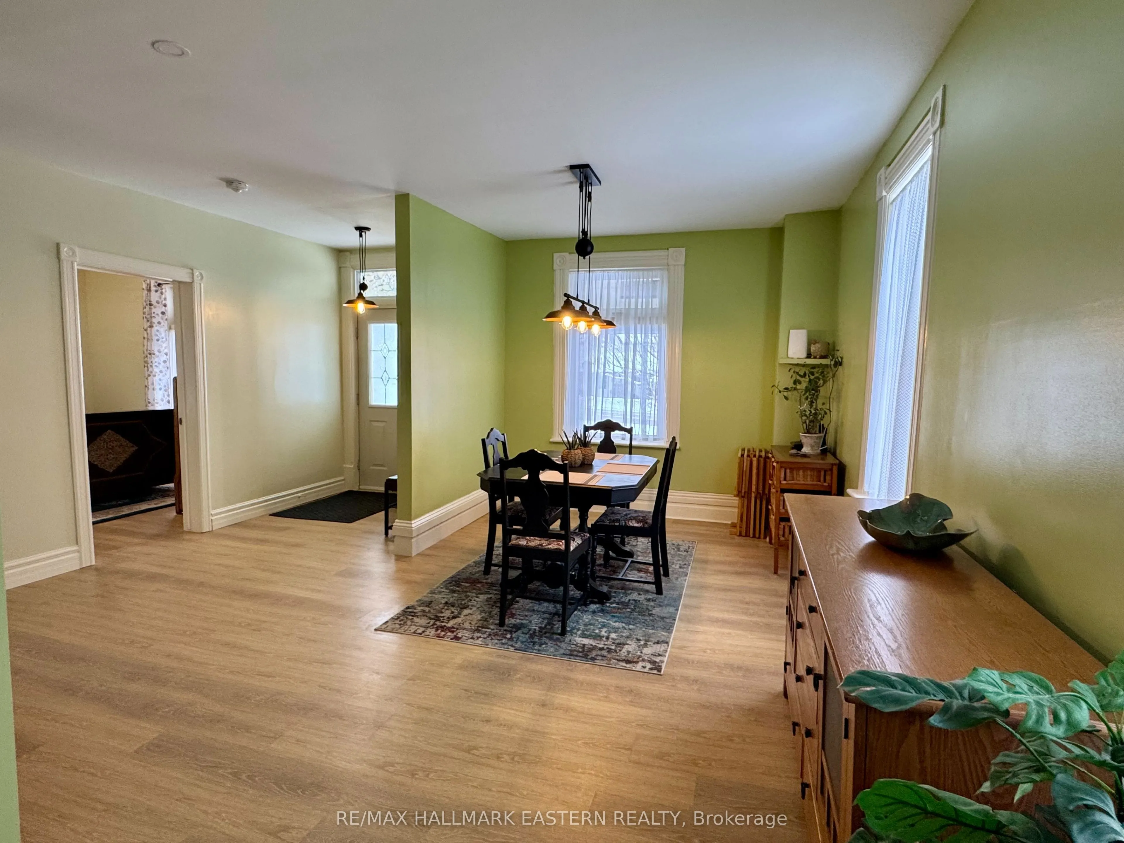 2464 Queen Mary Street