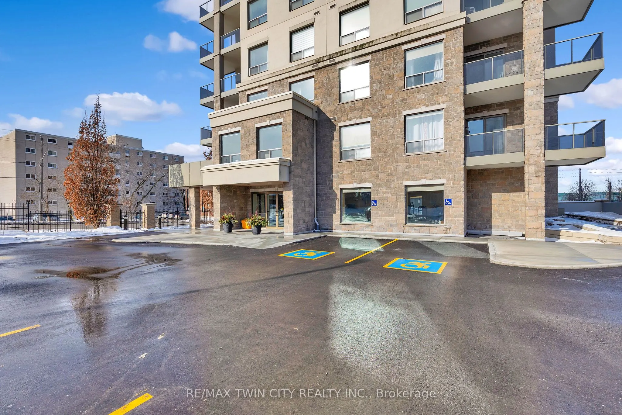 223 Erb Street W, #808