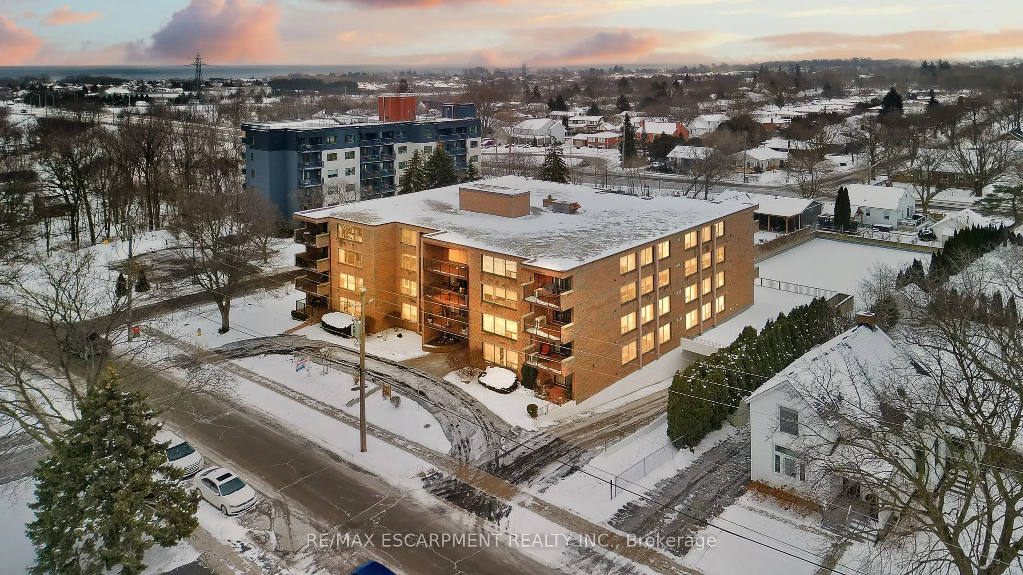 28 Robinson Street N #101