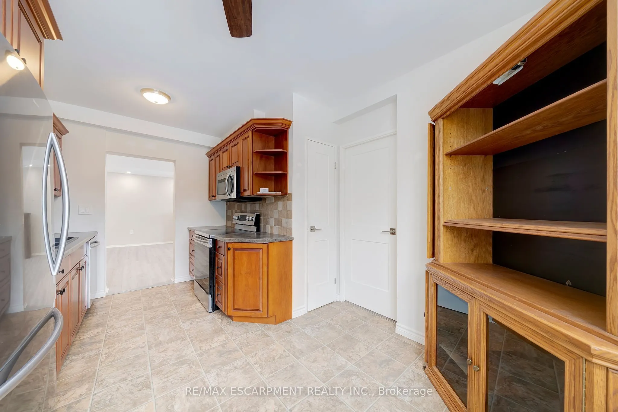 28 Robinson Street N #101