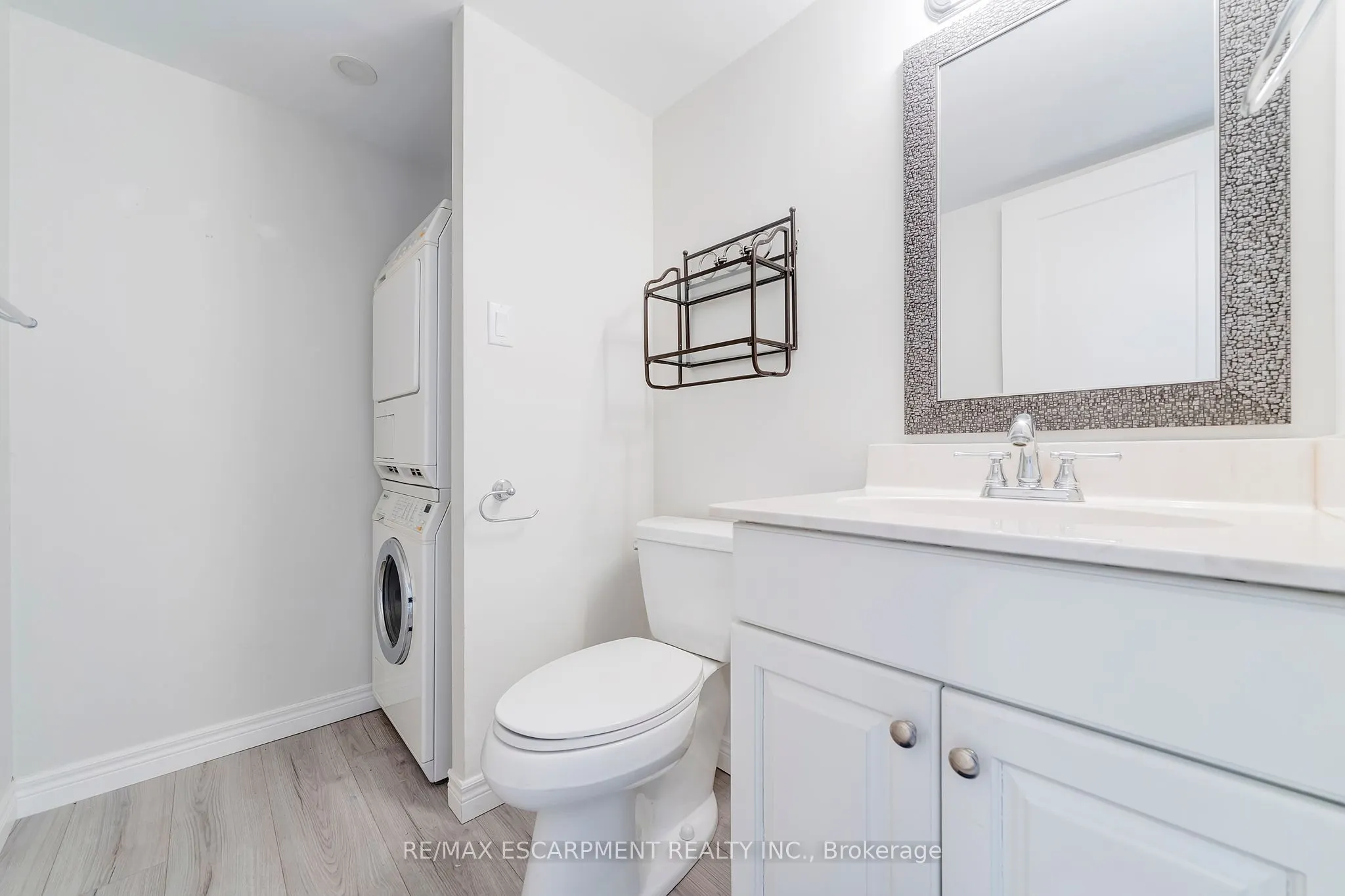 28 Robinson Street N #101