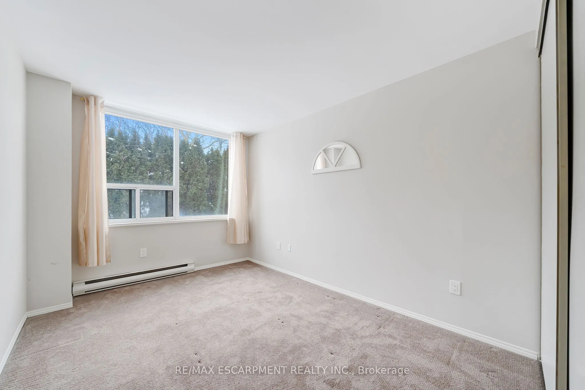 28 Robinson Street N #101