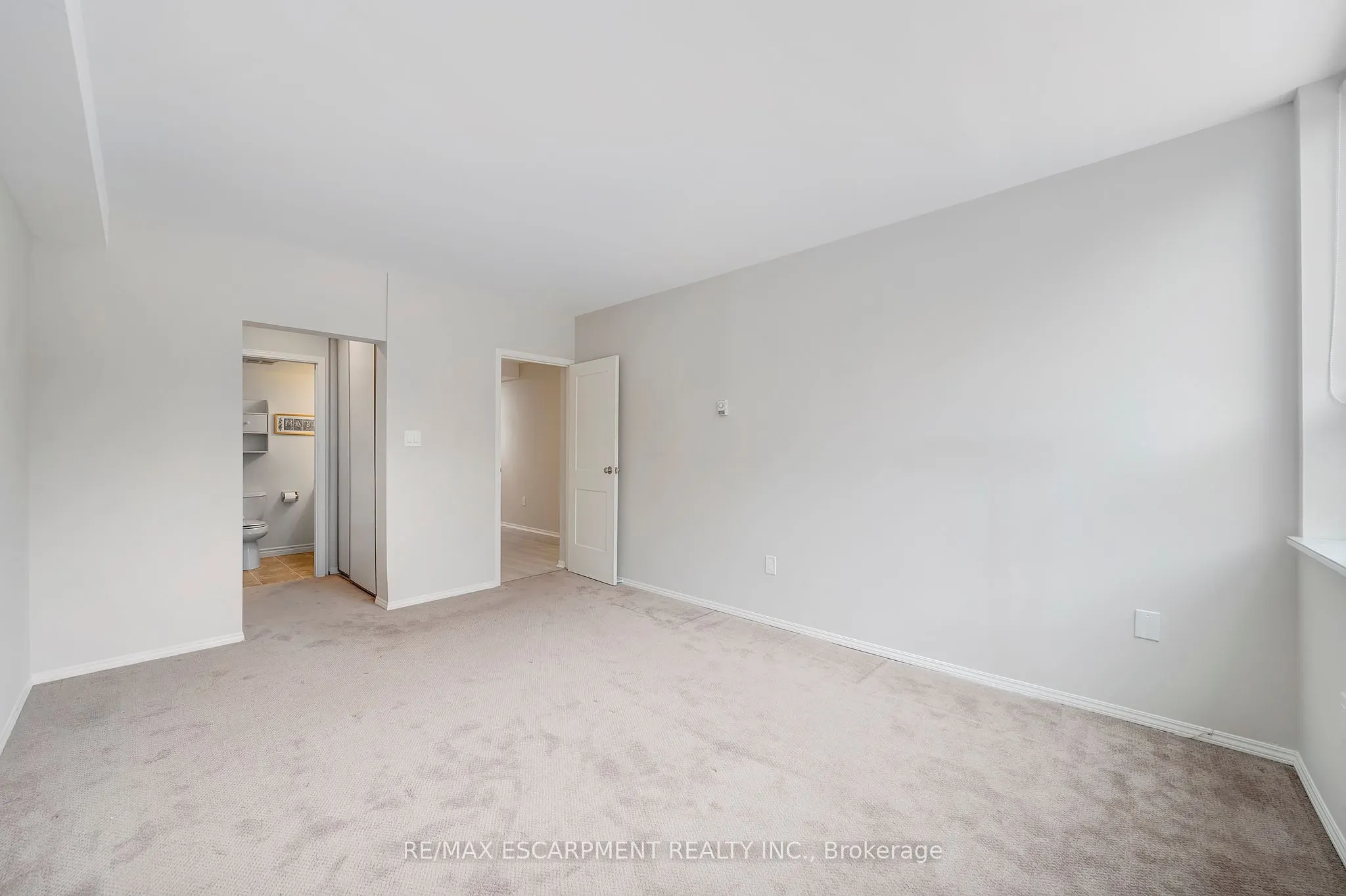 28 Robinson Street N #101