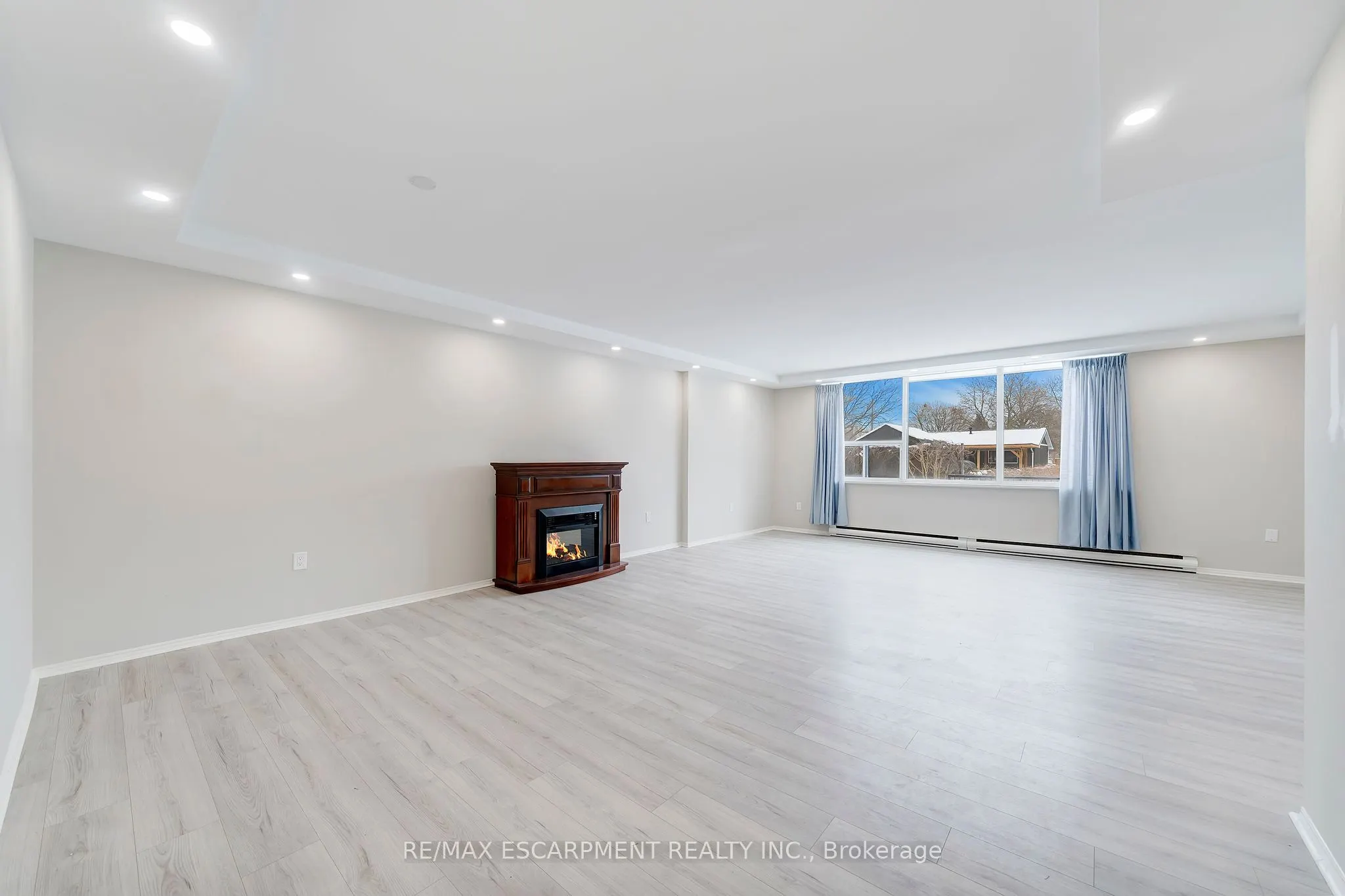 28 Robinson Street N #101