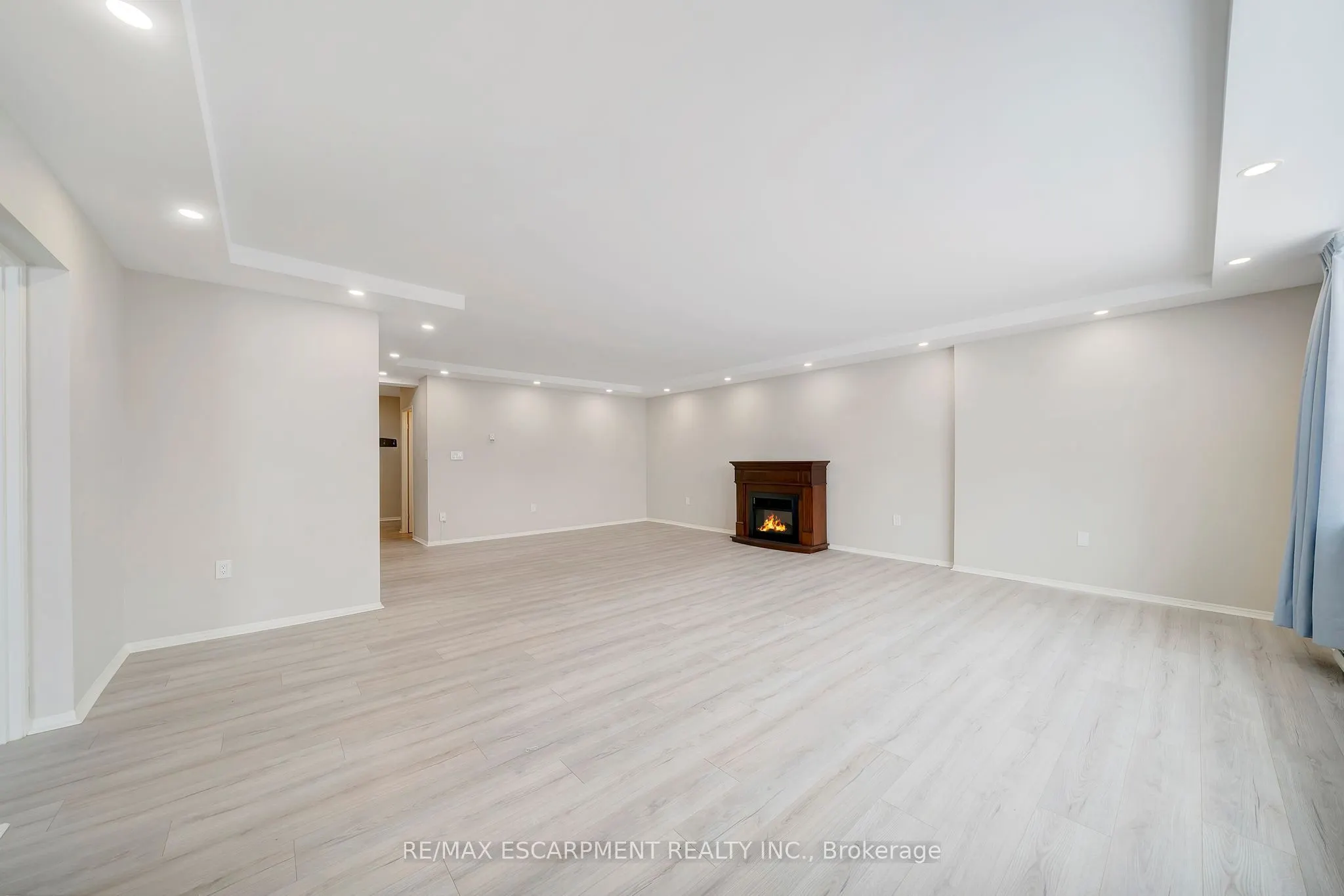 28 Robinson Street N #101