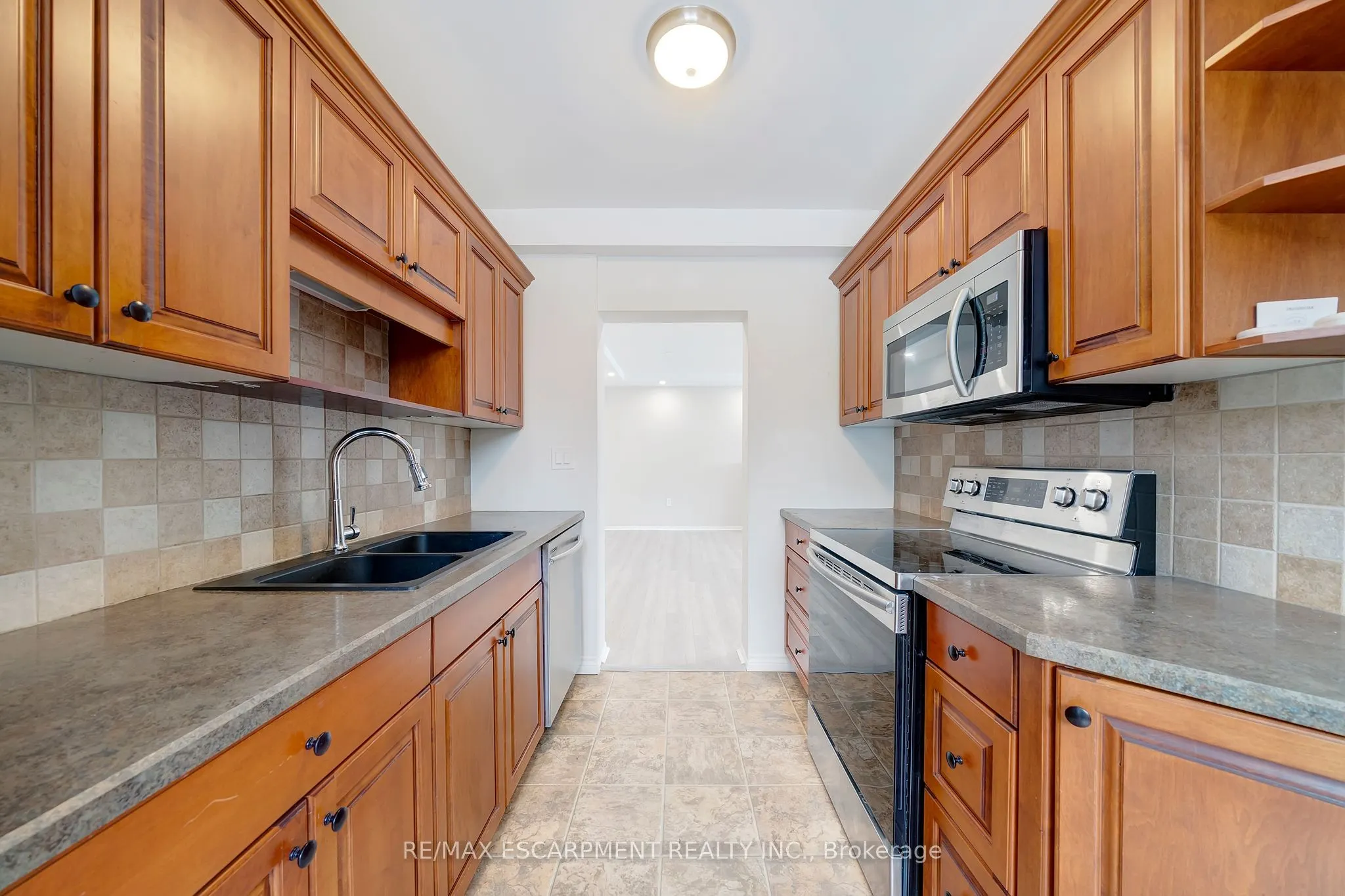 28 Robinson Street N #101