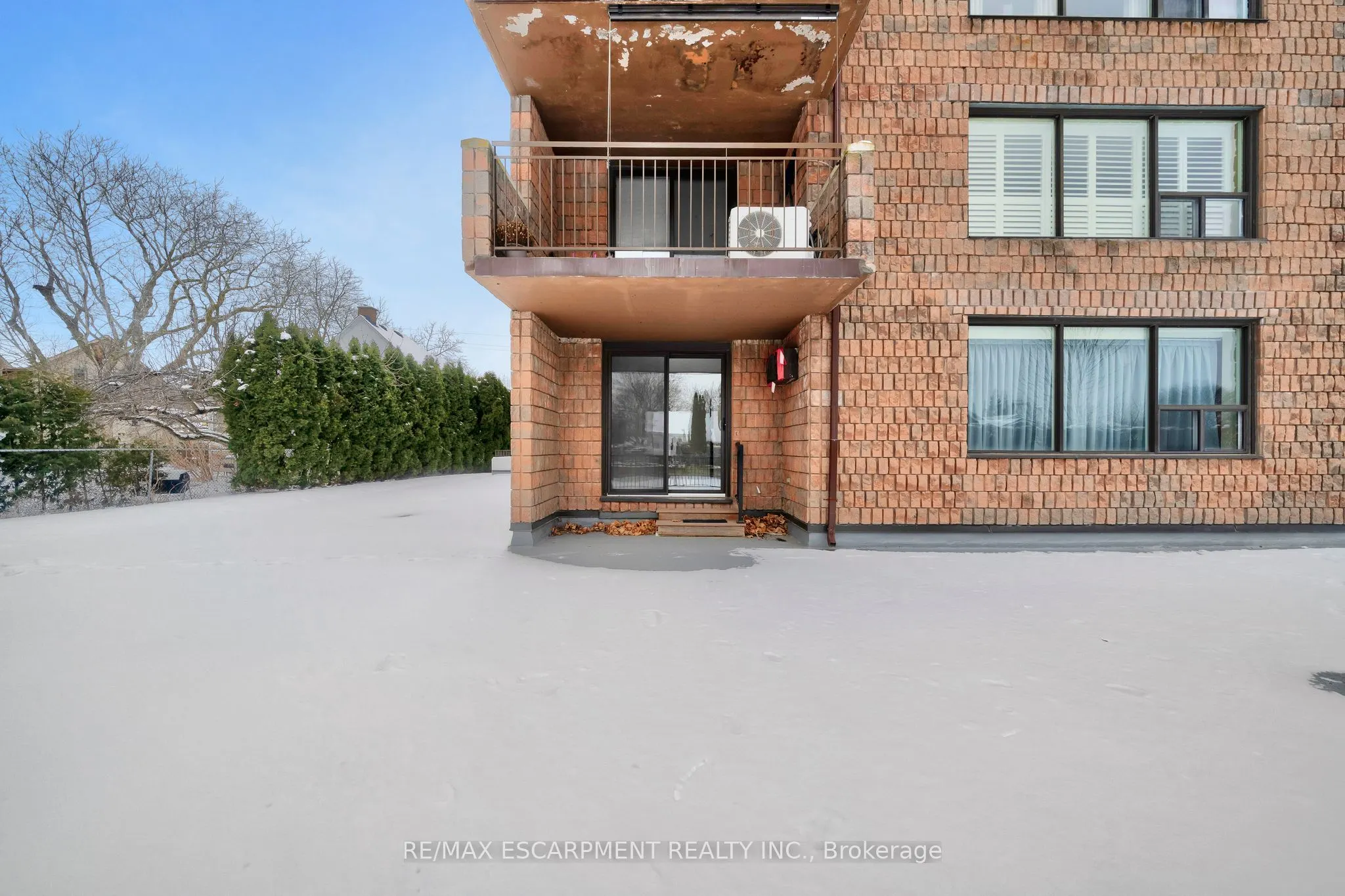 28 Robinson Street N #101