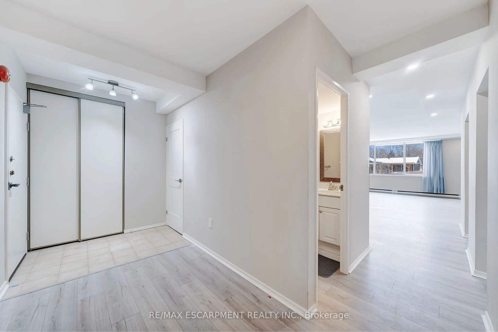 28 Robinson Street N #101