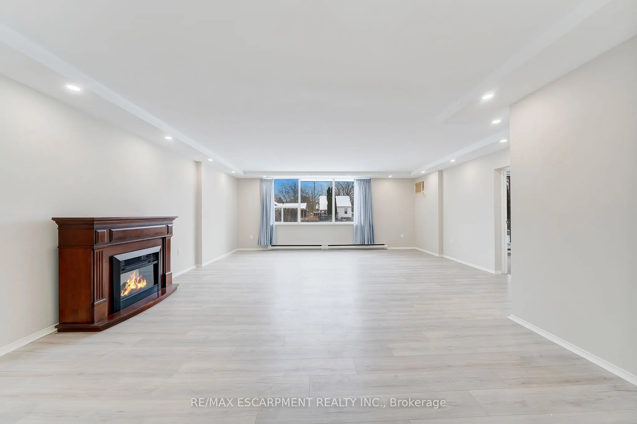28 Robinson Street N #101