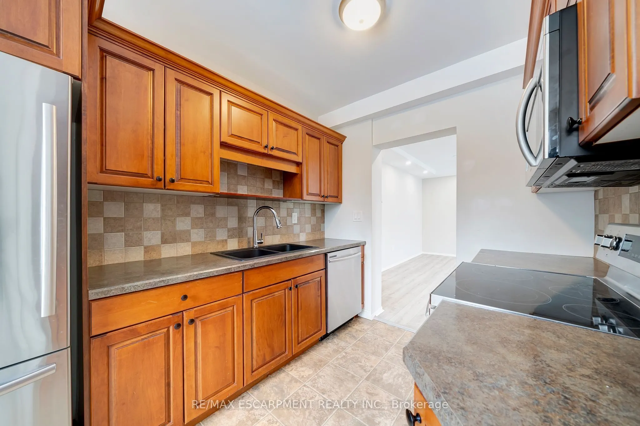 28 Robinson Street N #101