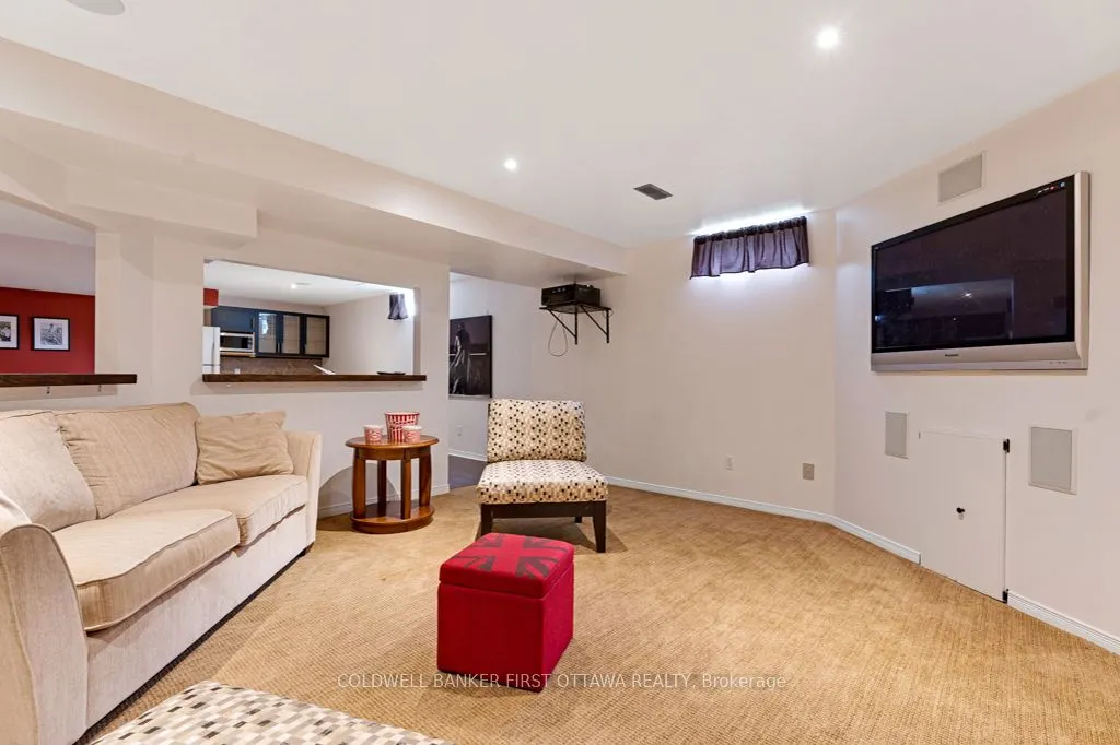 5525 PETTAPIECE Crescent