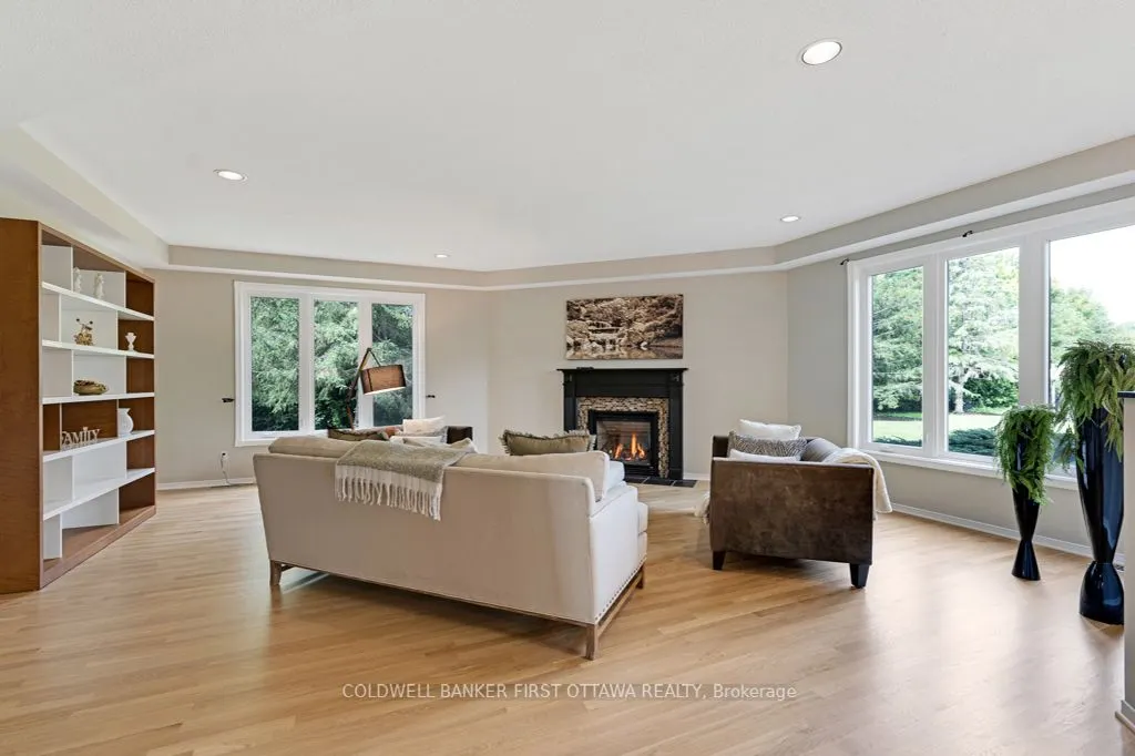 5525 PETTAPIECE Crescent