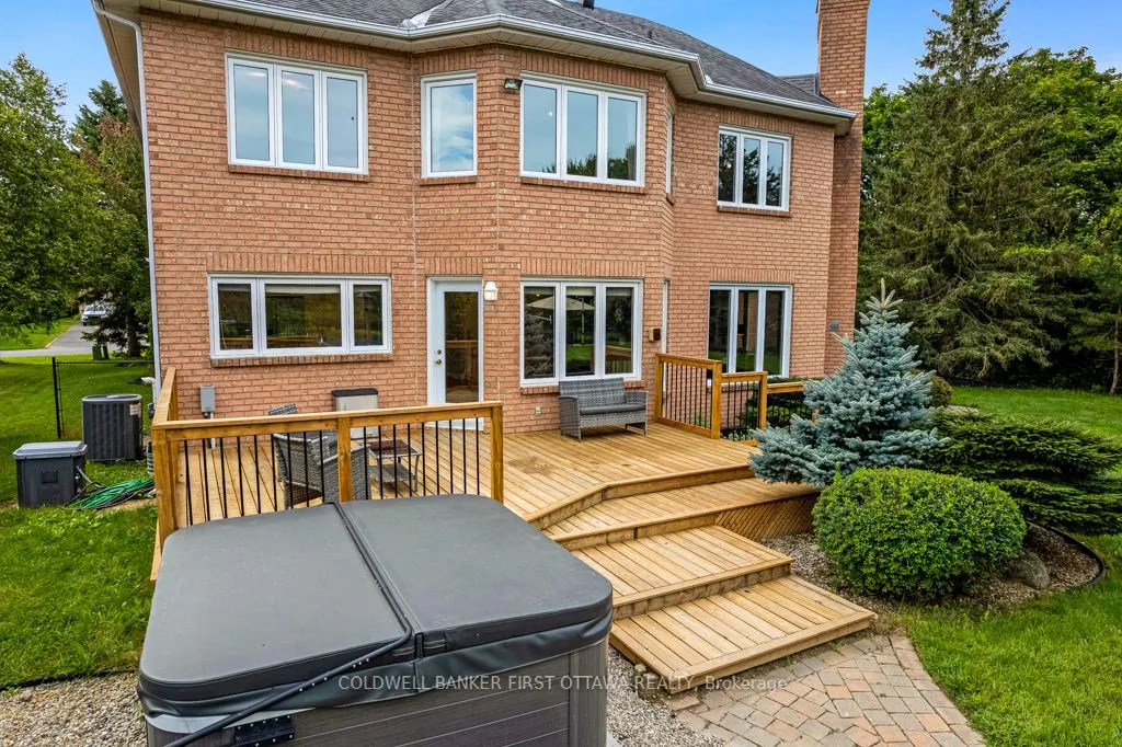 5525 PETTAPIECE Crescent