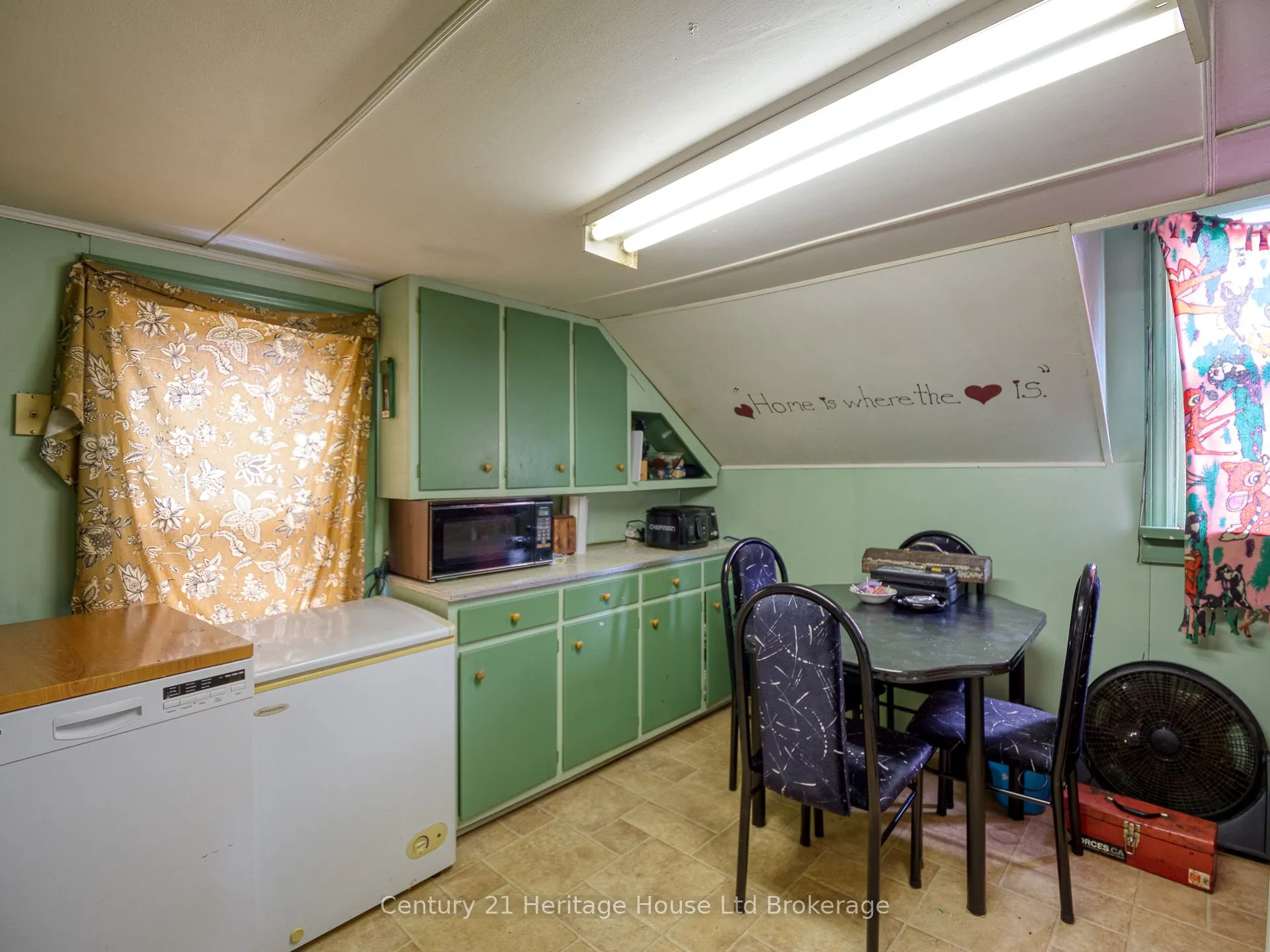 2 ELGIN Street W