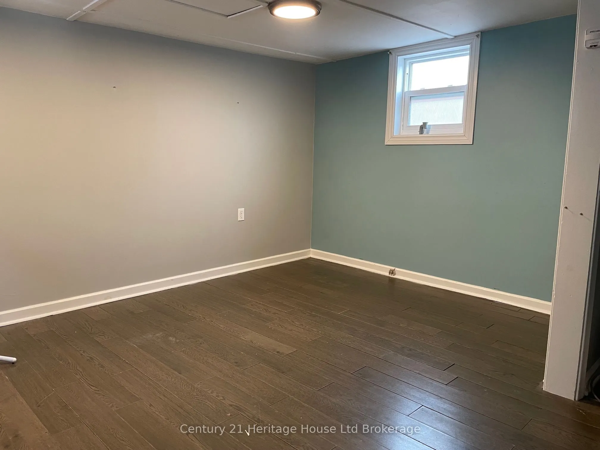 2 ELGIN Street W