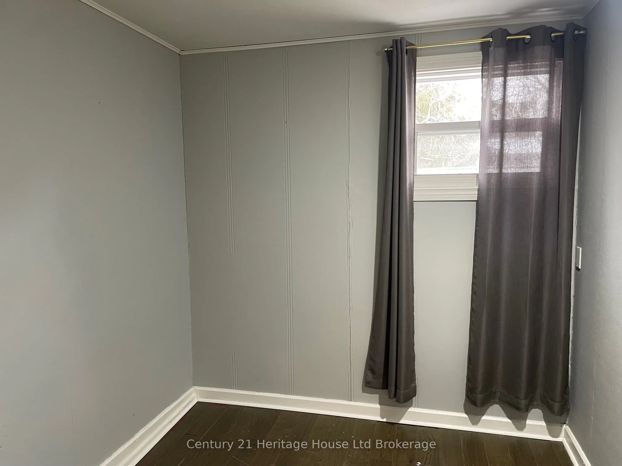 2 ELGIN Street W