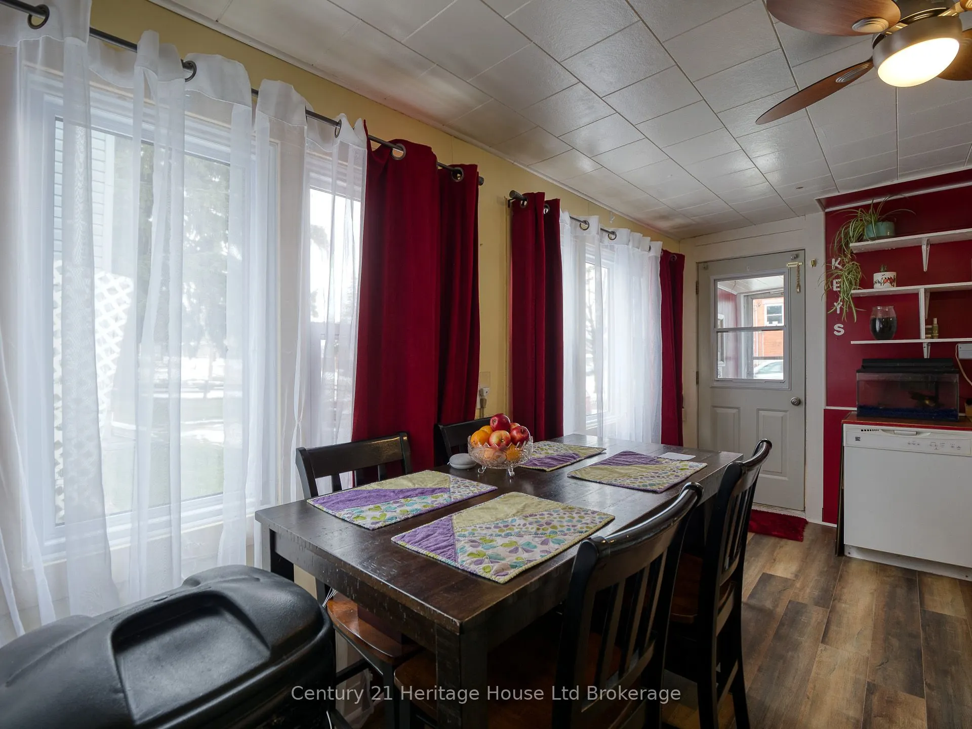2 ELGIN Street W